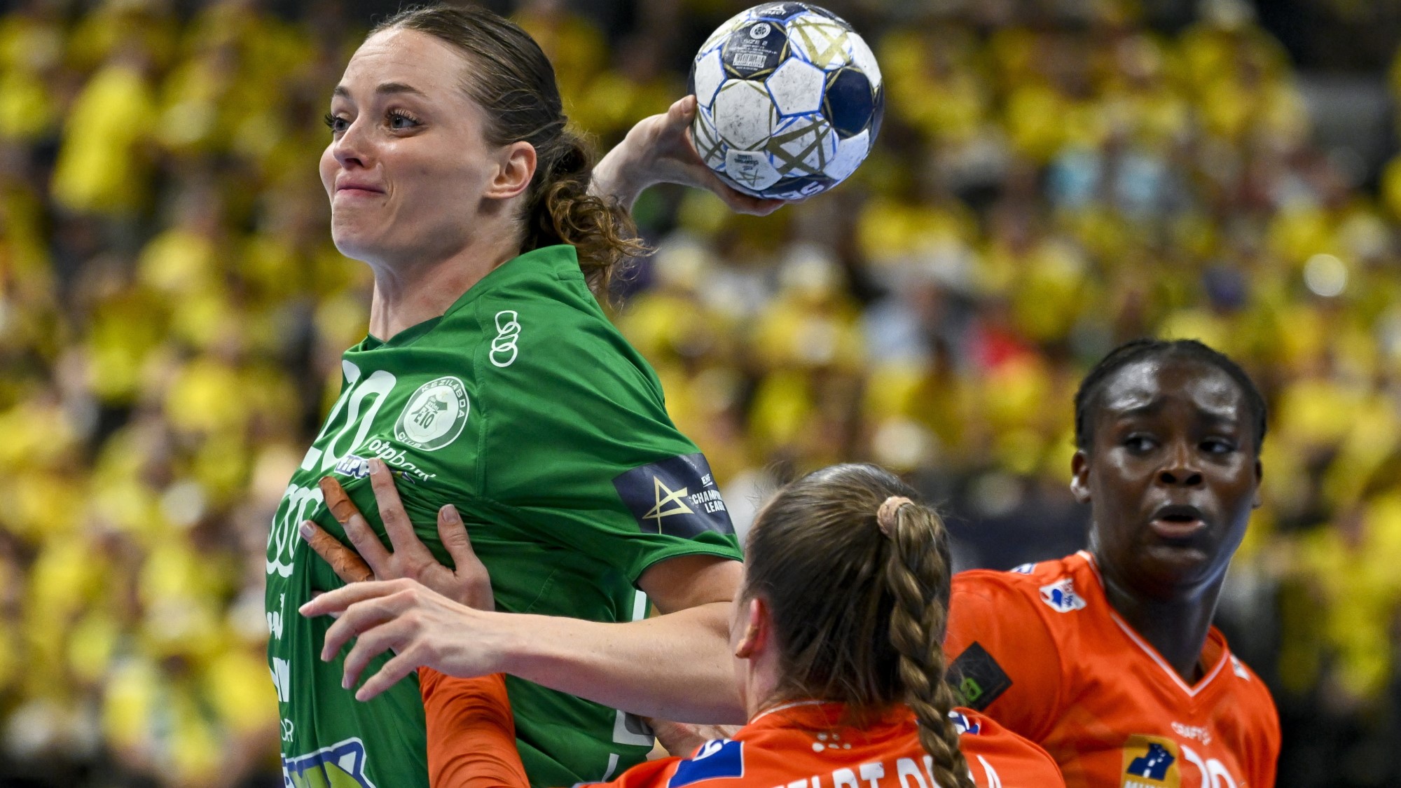 Kristina Jörgensen, a Győr (b), valamint Thale Rushfeldt Deila (k) és Lysa Tchaptchet Defo (j), az Odense játékosai a női kézilabda Bajnokok Ligája döntőjében játszott Győri Audi ETO KC - Odense HB mérkőzésen az MVM Dome-ban