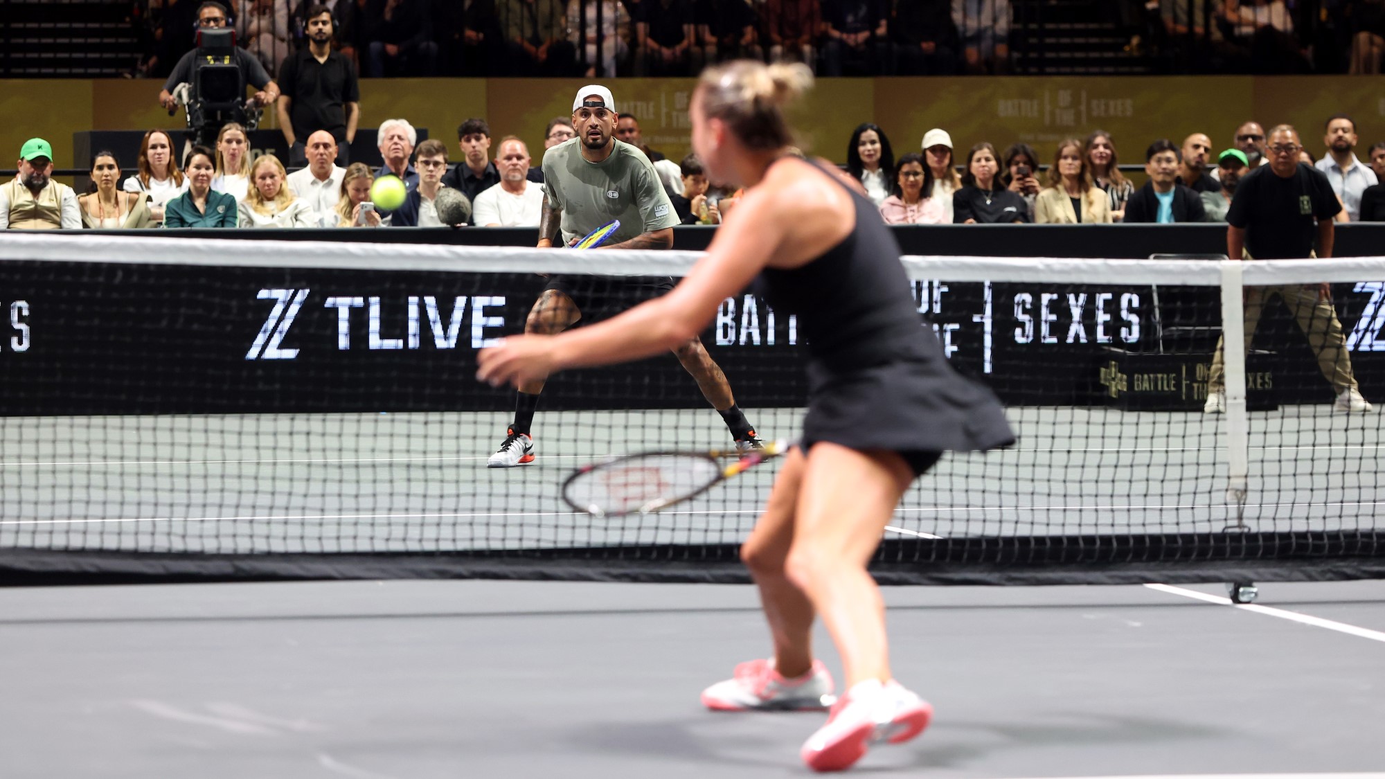 Nick Kyrgios és Arina Szabalenka a nemek harca elnevezésű teniszmeccsen, Dubajban.