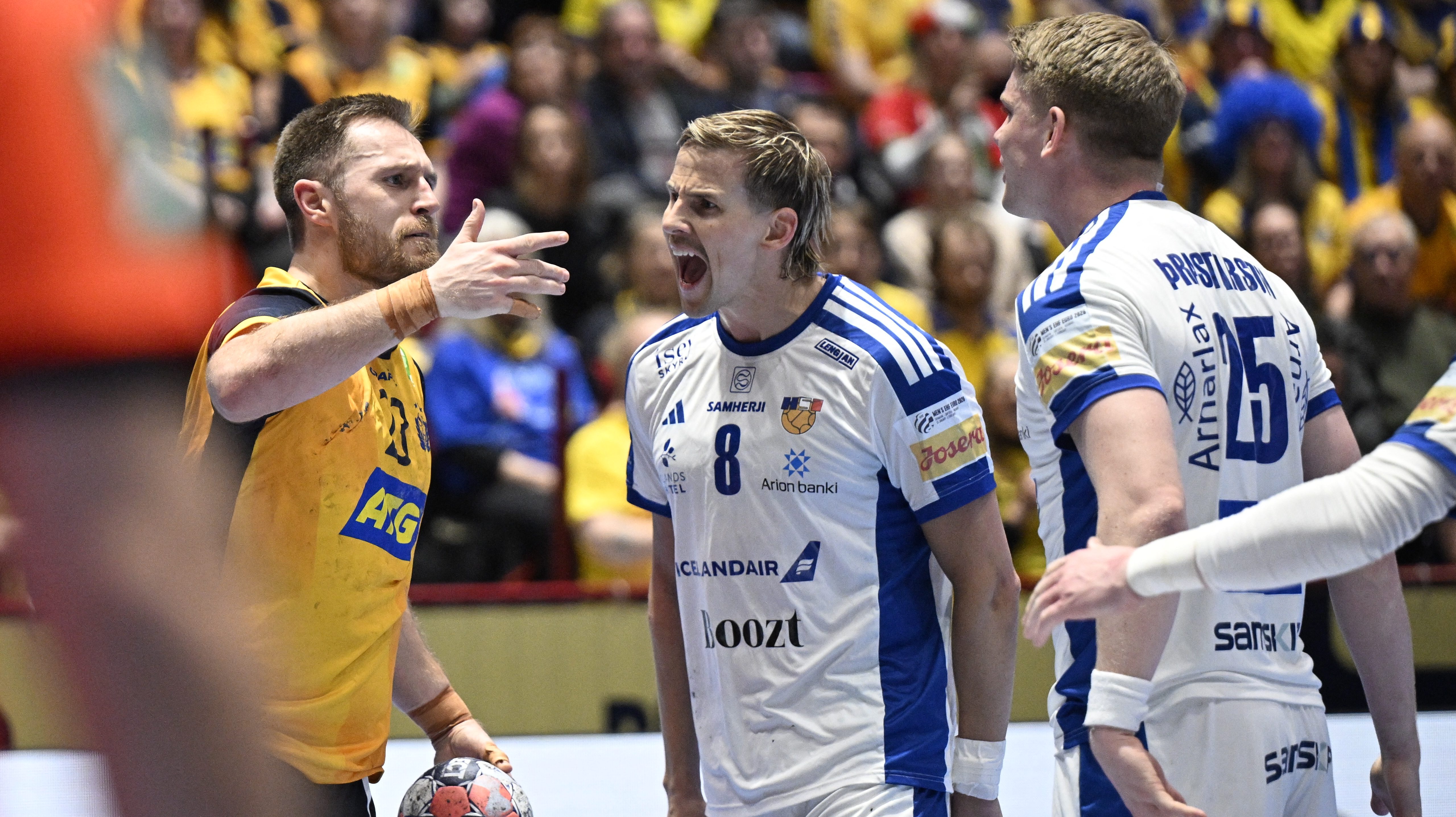Albin Lagergren (balra), Bjarki Mar Elisson (középen) és Haukur Thrastarson jobbra) a kézilabda Eb-n.