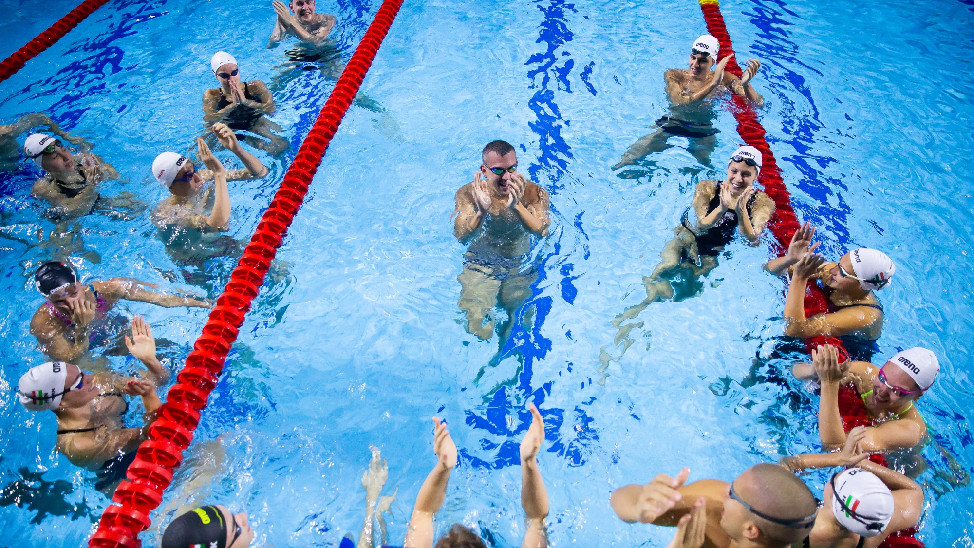 Cseh László úszótársai körében, amikor 2021-ben lezárta 19 éven át tartó pályafutását.