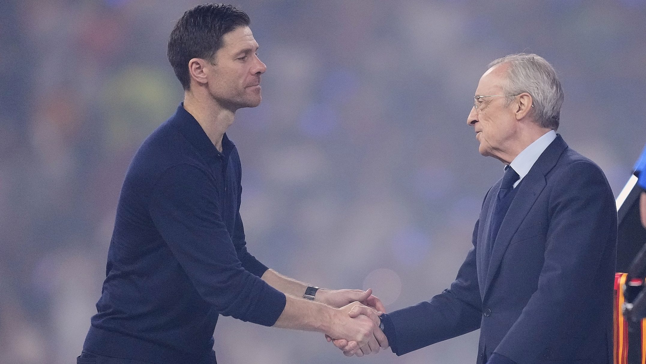 Xabi Alonso és Florentino Pérez kezet fognak.