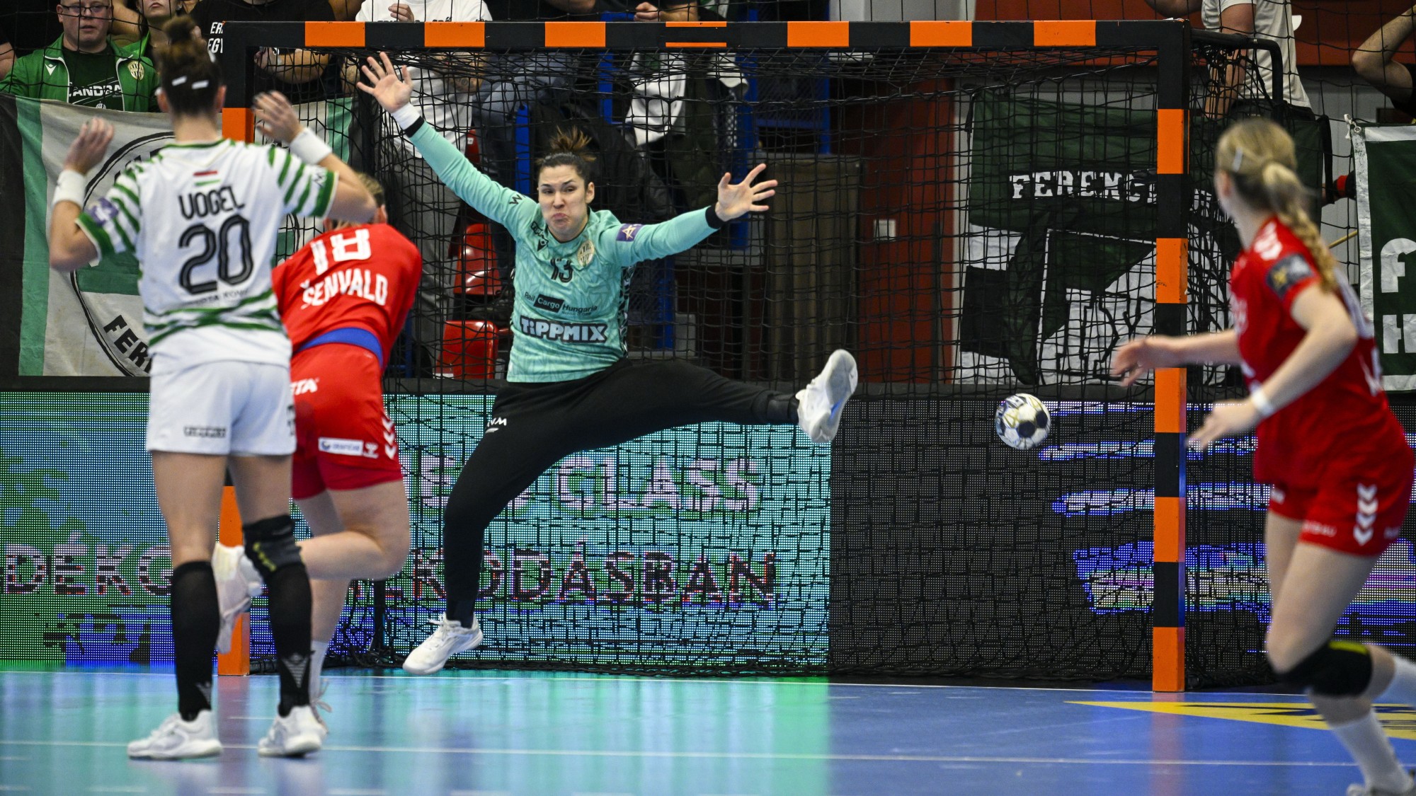 Janurik Kinga, az FTC Rail Cargo Hungaria kapusa (k) a női kézilabda Bajnokok Ligája B csoportjának 10. fordulójában játszott FTC-Rail Cargo Hungaria - Podravka Koprivnica mérkőzésen az Érd Arénában 2026. január 18-án.