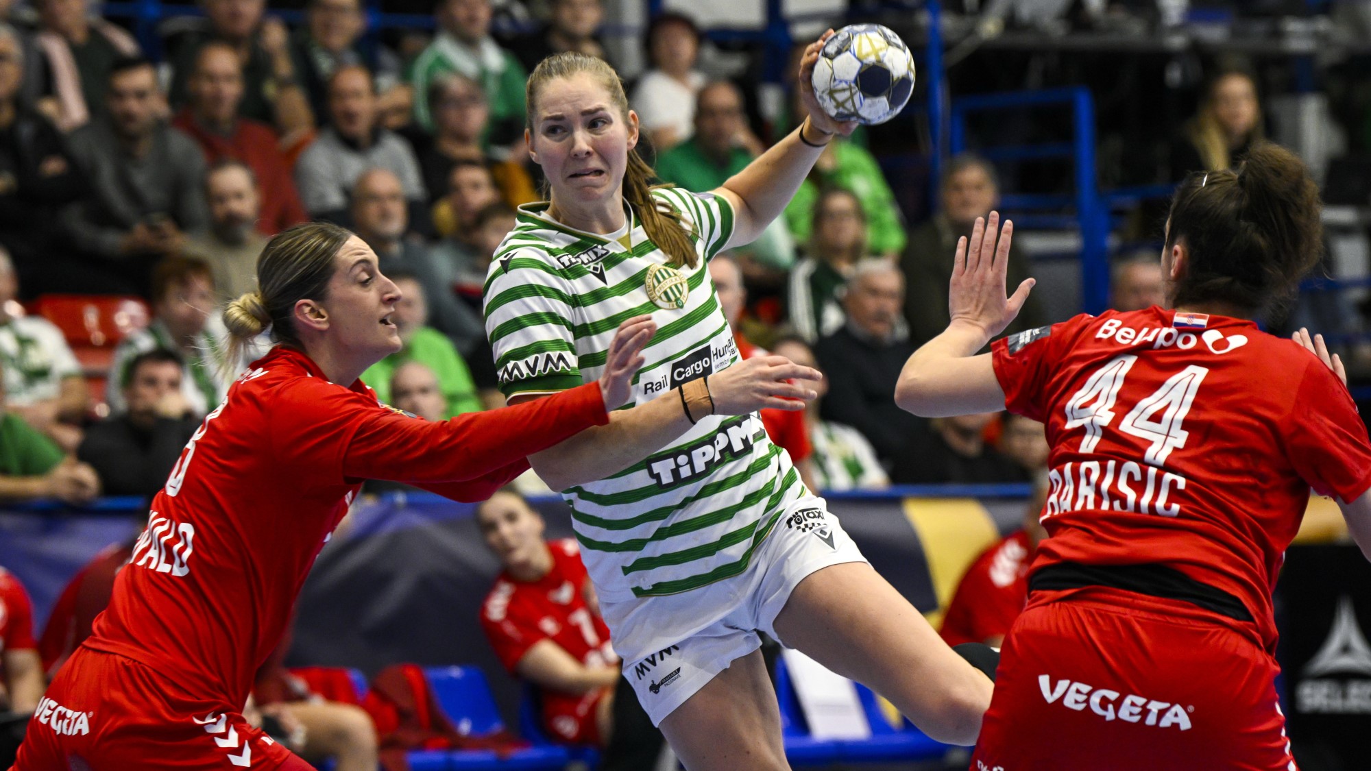 Mette Tranborg, az FTC (k), valamint Sara Senvald (b) és Tina Barisic, a Podravka Koprivnica játékosai a női kézilabda Bajnokok Ligája B csoportjának 10. fordulójában játszott FTC-Rail Cargo Hungaria - Podravka Koprivnica mérkőzésen az Érd Arénában 2026. január 18-án.