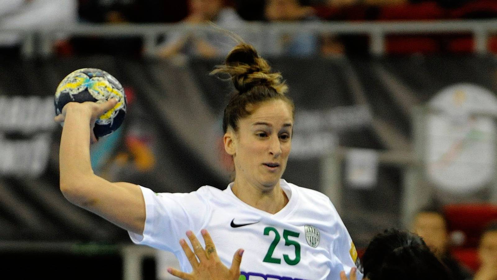 Nerea Pena, az FTC (b) és Simone Böhme, a Siófok játékosa a kézilabda női Magyar Kupa 3. helyért játszott FTC-Rail Cargo Hungaria - Siófok KC mérkőzésen a Papp László Budapest Sportarénában 2018. április 1-jén.