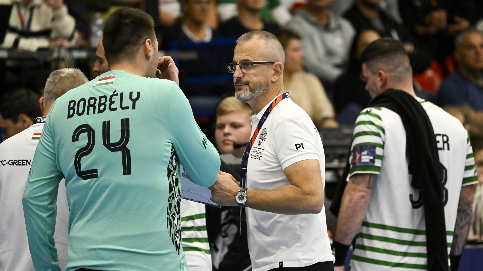 Pásztor István, az FTC vezetőedzője (k) a férfi kézilabda Európa Liga csoportkörében játszott FTC-Green Collect - MT Melsungen mérkőzésen az Érd Arénában 2025. november 18-án. A Ferencváros 28-25-re kikapott.