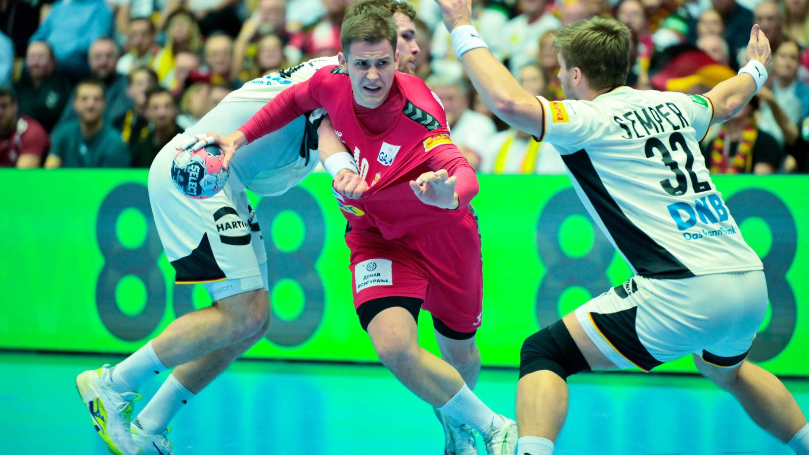 17 January 2026, Denmark, Herning: Handball: European Championship, Serbia - Germany, preliminary round, Group A, match day 2, Jyske Bank Boxing. Stefan Dodic (M, Serbia) is defended by Johannes Golla (l, Germany) and Franz Semper (Germany). Photo: Sina Schuldt/dpa