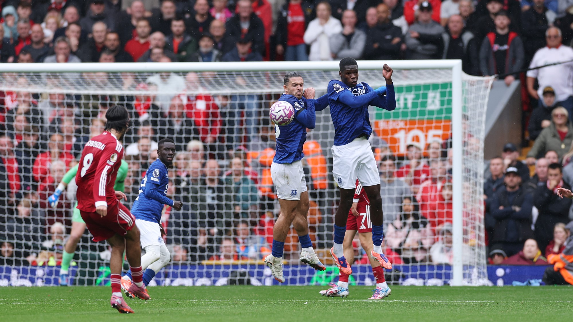 Szoboszlai Dominik lő kapura szabadrúgásból az Everton ellen.
