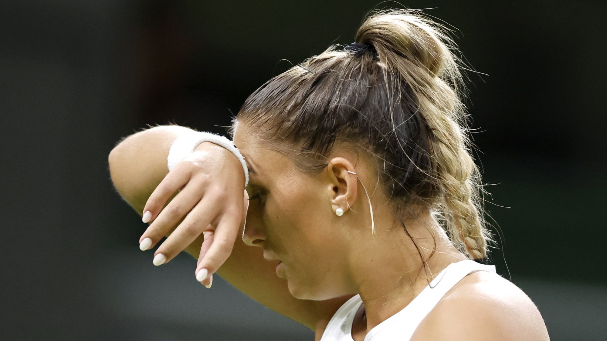 Udvardy Panna a második helyen kiemelt fehérorosz Arina Szabalenka ellen játszik a wimbledoni teniszbajnokság női egyes versenyének első fordulójában 2023. július 4-én.