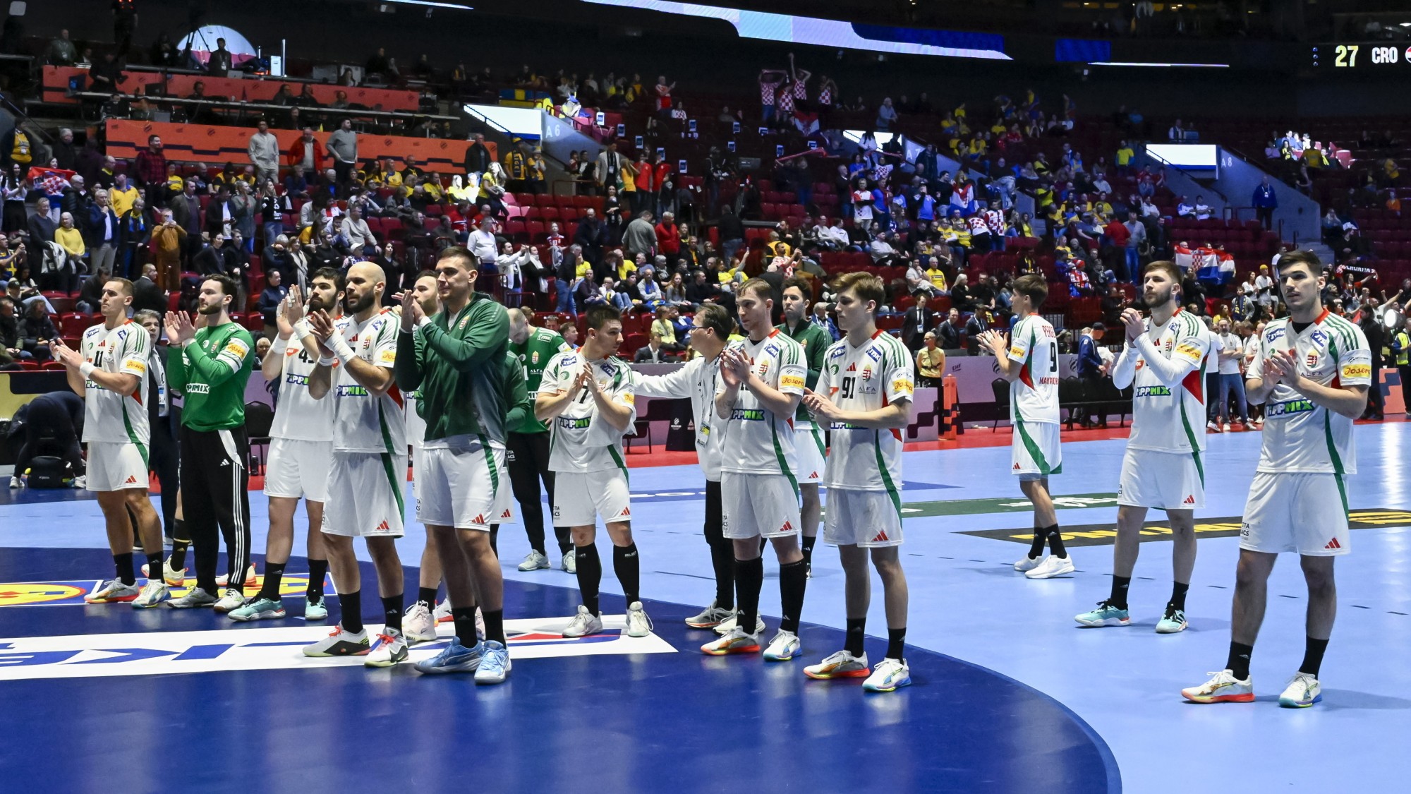 A magyar csapat tagjai a dán-norvég-svéd közös rendezésű férfi kézilabda-Európa-bajnokság középdöntőjének 4. fordulójában, a II. csoportban játszott Horvátország - Magyarország mérkőzés után a svédországi Malmö Arénában 2026. január 28-án. A magyar válogatott 27-25-re kikapott.