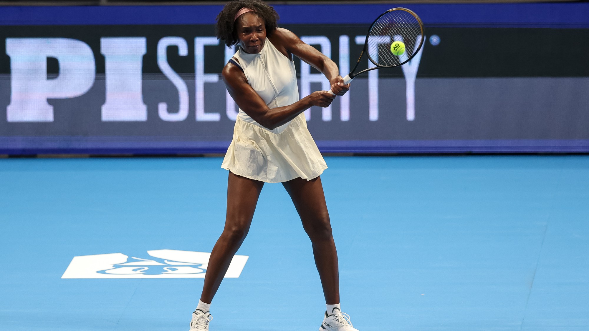 Venus Williams üti vissza a labdát egy charlotte-i bemutató mérkőzésen Madison Keys ellen.
