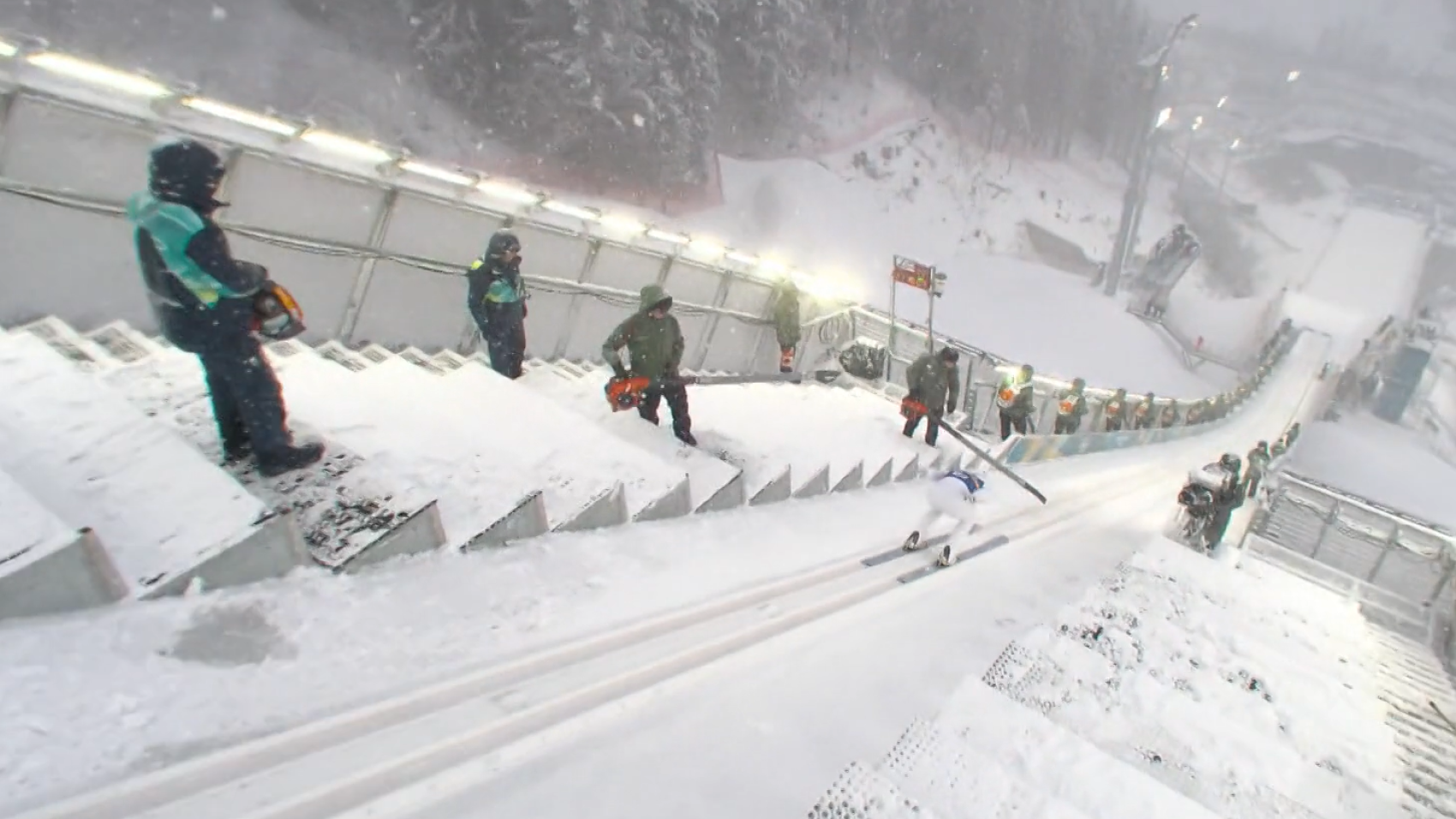 Benjamin Loomis száguld a lombvágó felé a téli olimpián.