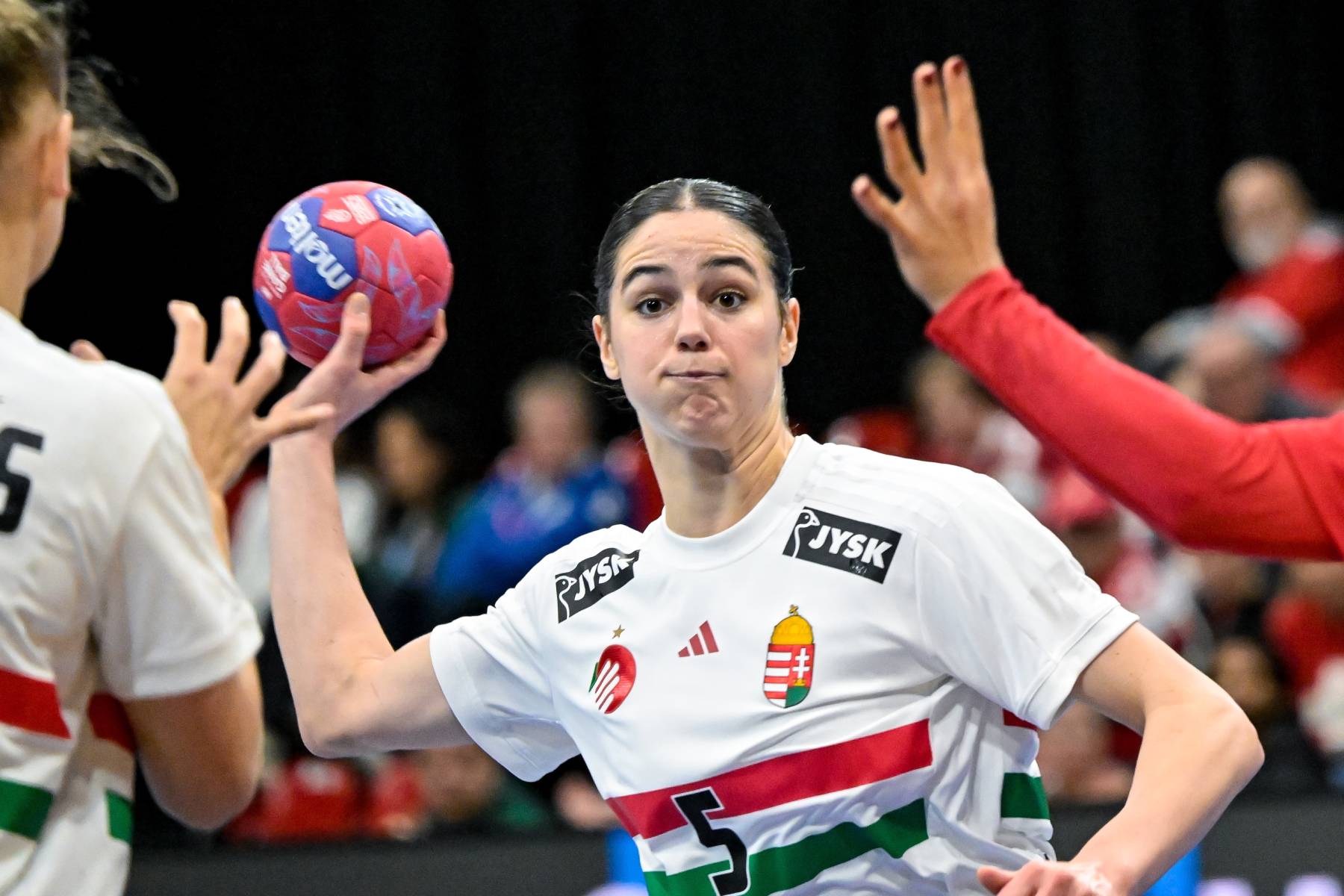 ’s-Hertogenbosch, 2025. november 29. Csíkos Luca a holland-német közös rendezésű női kézilabda-világbajnokság B csoportjának 2. fordulójában játszott Irán - Magyarország mérkőzésen a hollandiai 's-Hertogenboschban 2025. november 29-én. MTI/Szigetváry Zsolt