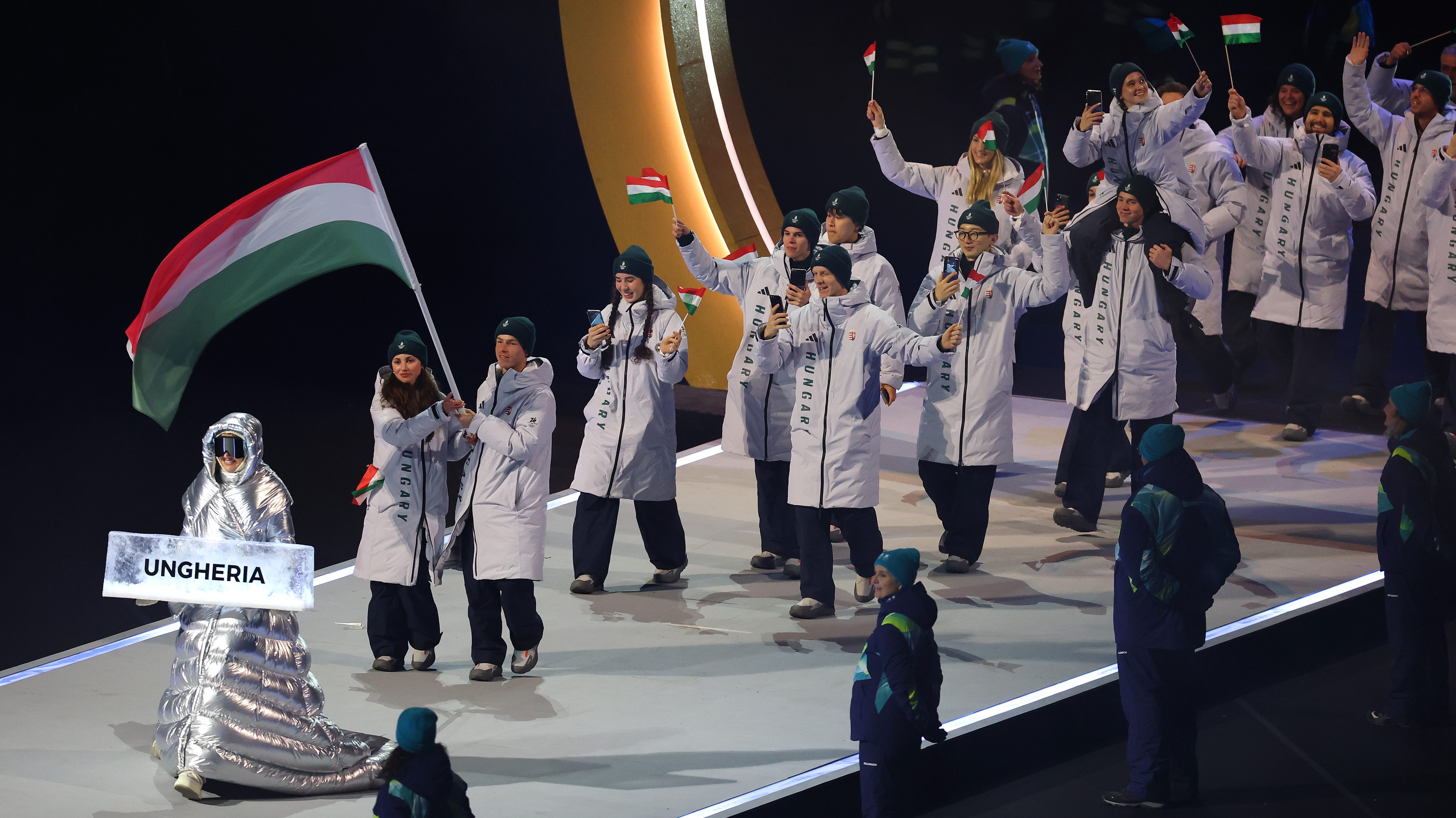 Somodi Maja és Nógrádi Bence vezetésével érkezik a magyar olimpiai csapat.