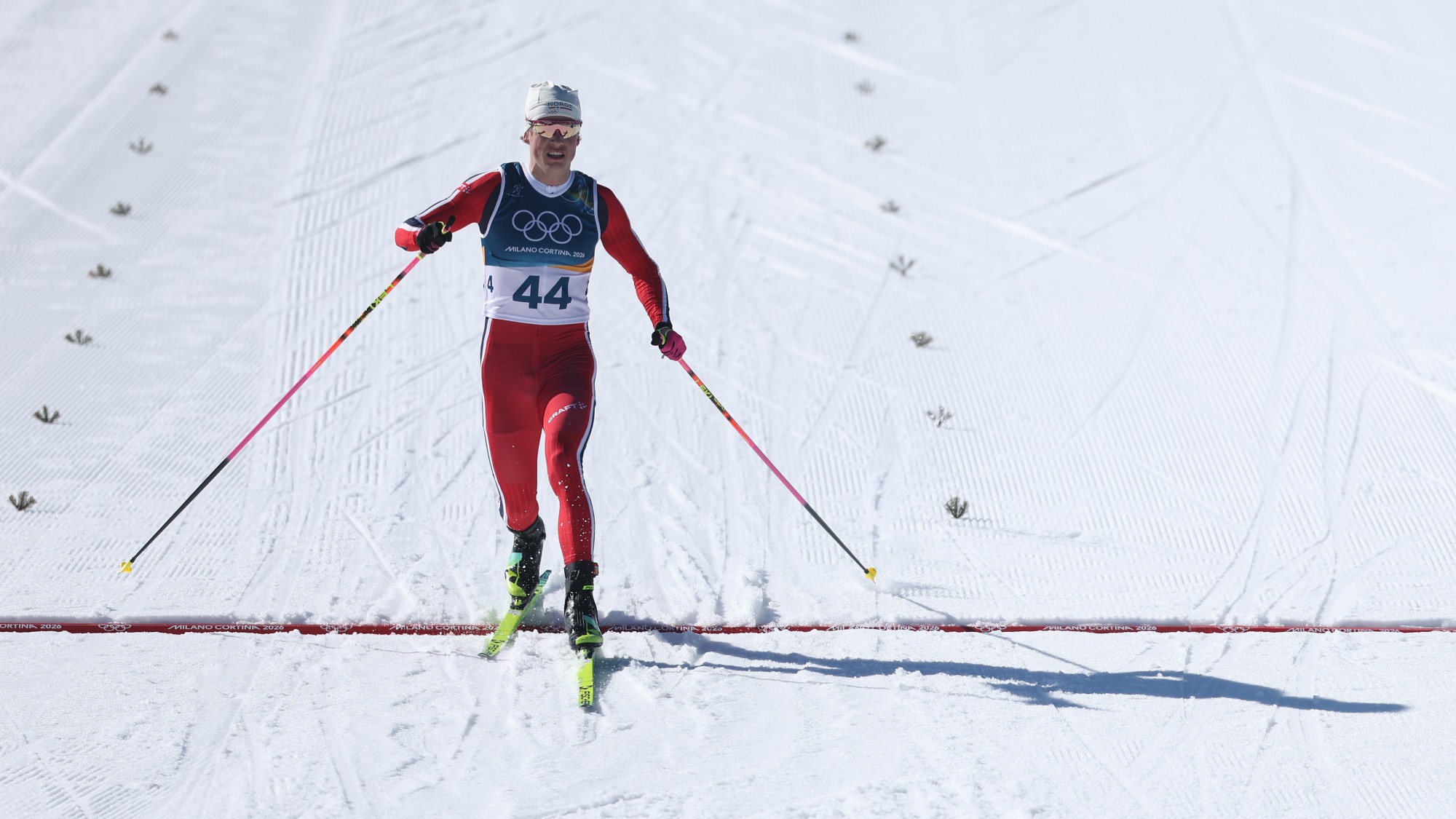Johannes Klaebo, amint áthalad a célvonalon a sífutók egyéni indításos versenyén.