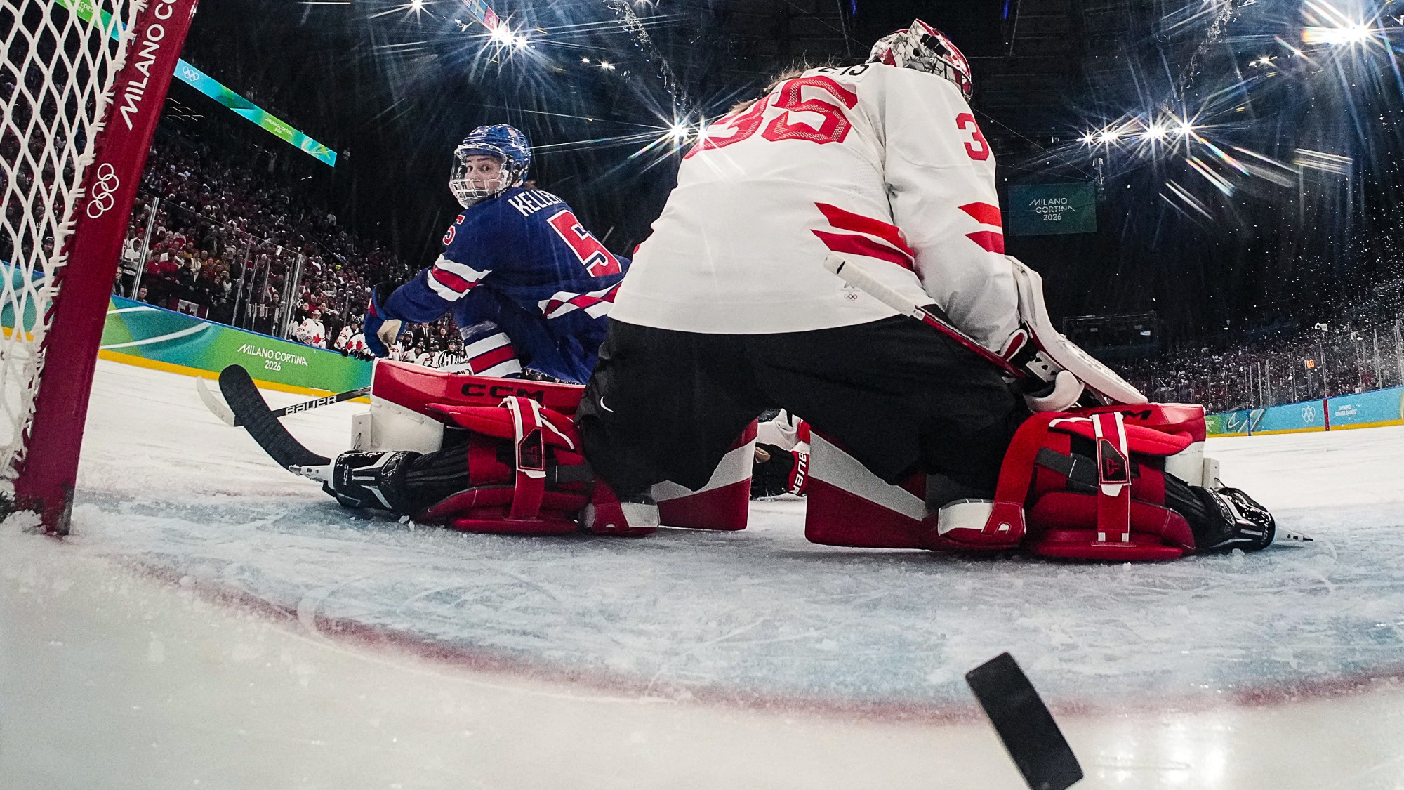 Az amerikai Megan Keller beüti a mindent eldöntő gólt a Kanada elleni döntőben az olimpiai női jégkorongtornájának döntőjében.