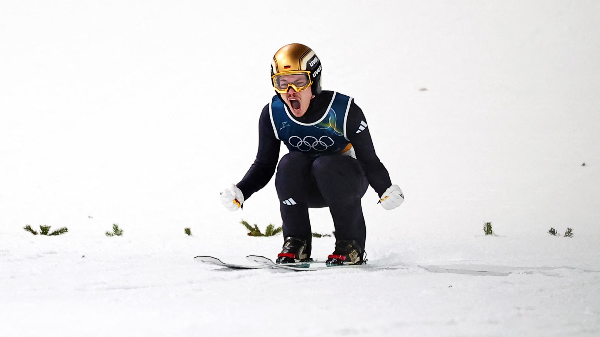 Philipp Raimund, amikor megnyeri a férfi síugrók versenyét a téli olimpián.