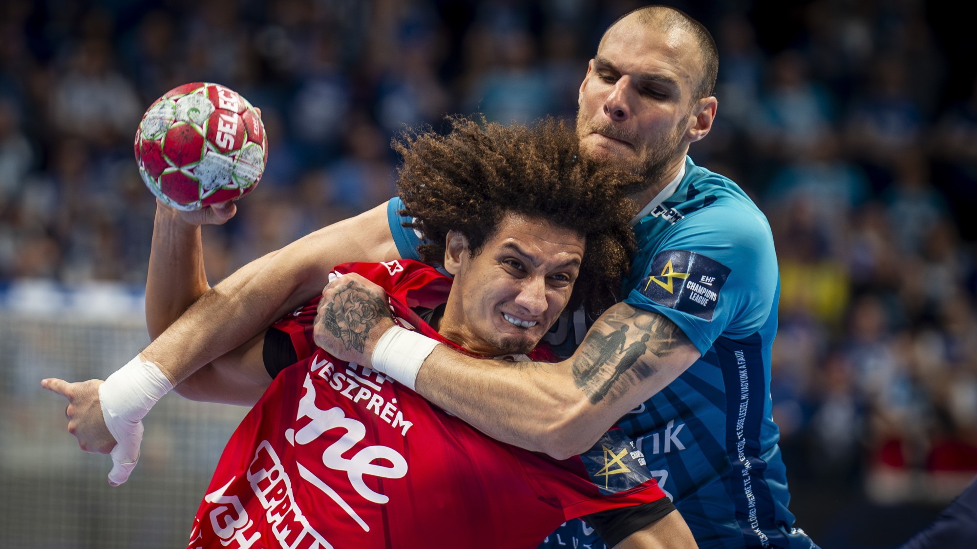 Ali Zein, a One Veszprém HC (b) és Borut Mackovsek, az OTP Bank-Pick Szeged játékosa a férfi kézilabda NB I OTP Bank-Pick Szeged - One Veszprém HC mérkőzésén a szegedi Pick Arénában 2025. november 8-án.