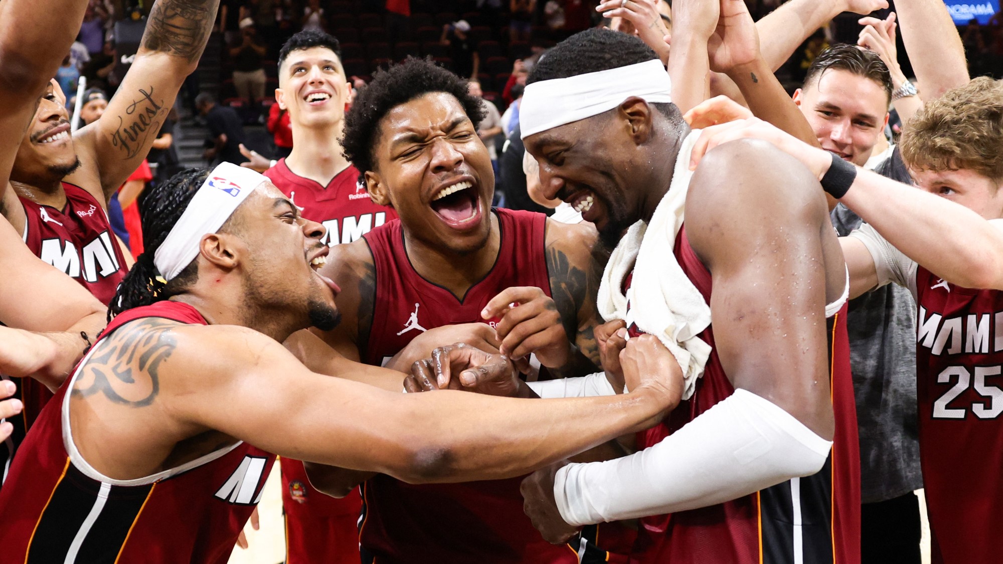 Bam Adebayo (jobbra) és a Miami Heat játékosai ünnepelnek.