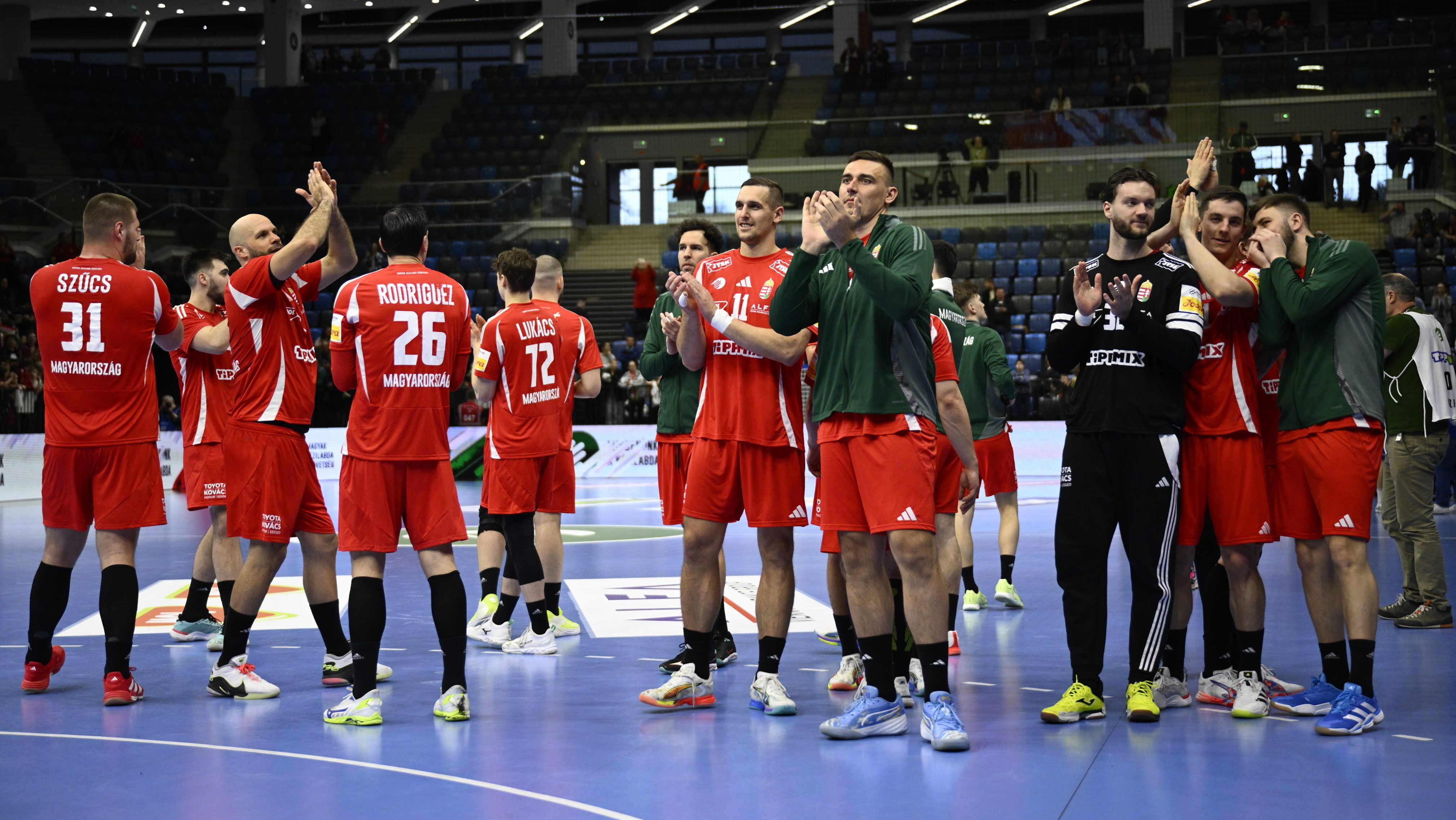 A magyar csapat tagjai a Magyarország - Olaszország férfi kézilabda felkészülési mérkõzés után.