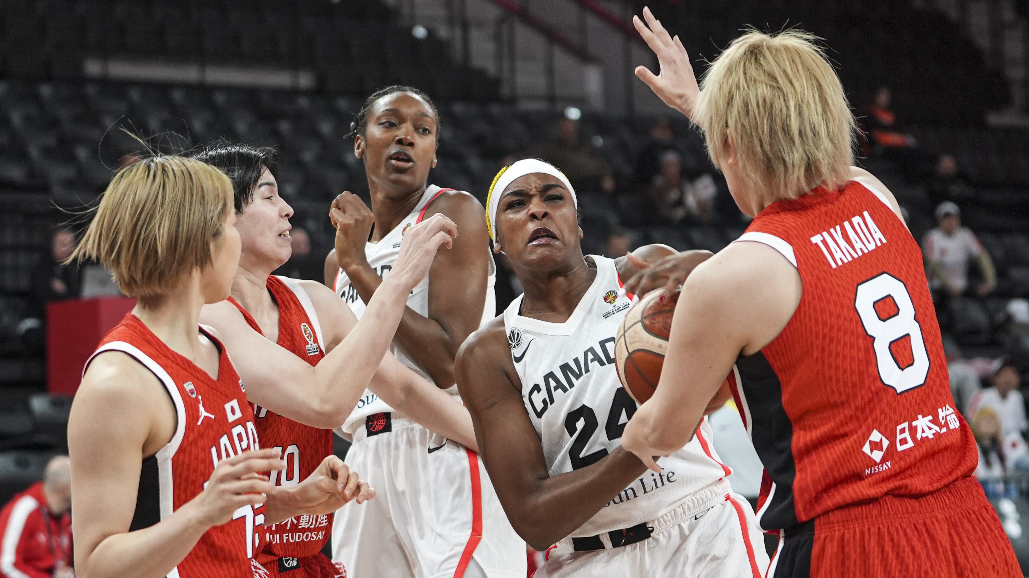 A kanadai Aaliyah Edwards (24) küzd a japán Takada Makival a labdáért.