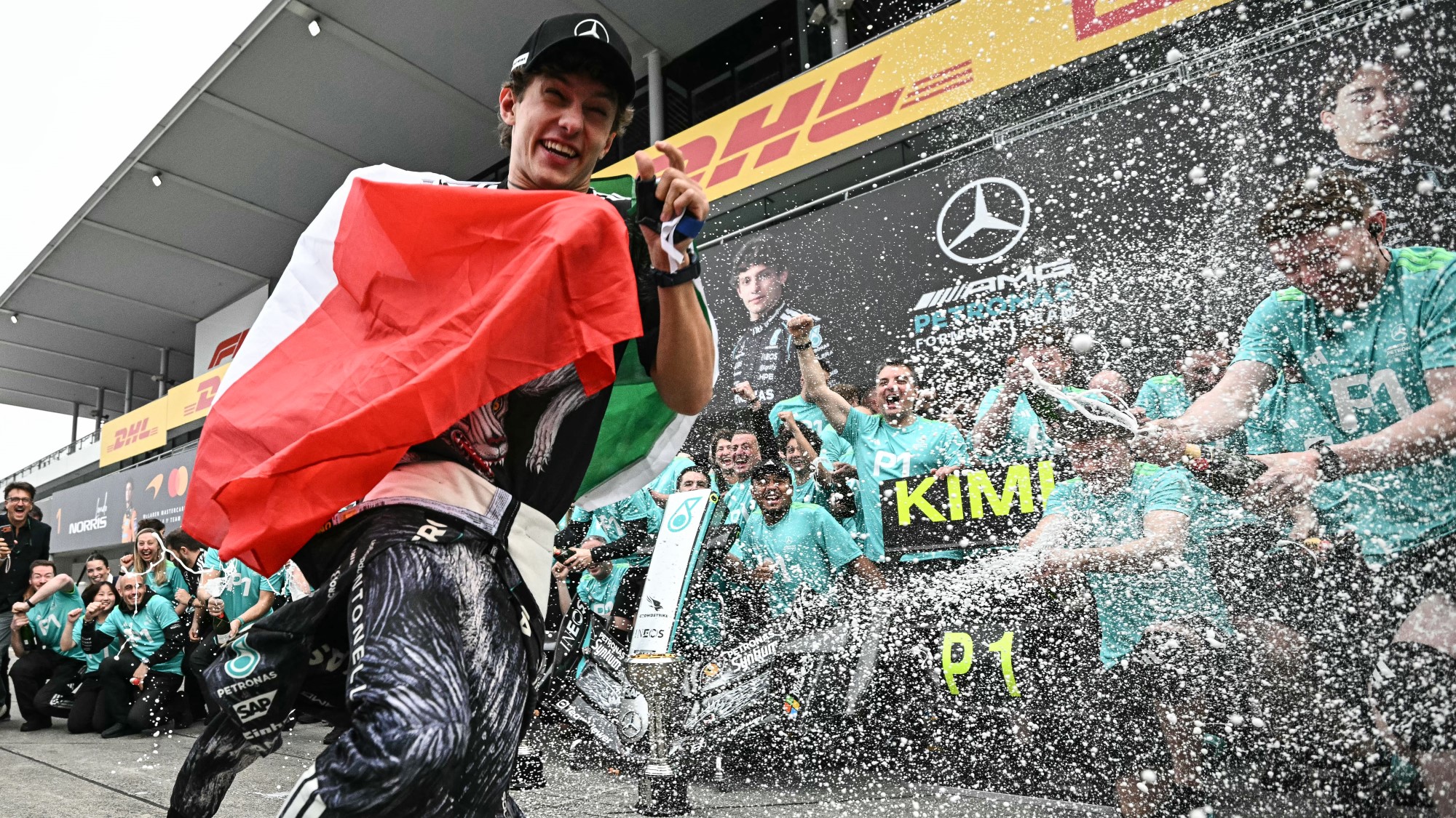 Kimi Antonelli és a Mercedes pezsgőzése a japán győzelem után.