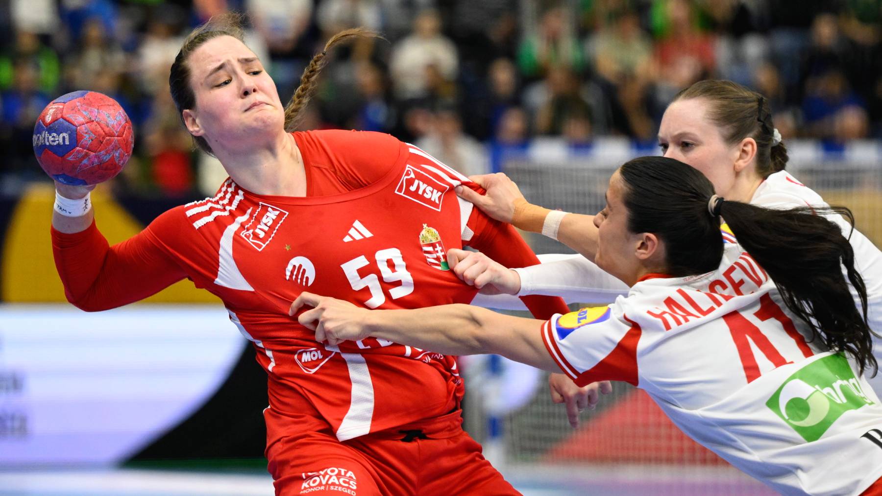 Tatabánya, 2026. március 5. Kuczora Csenge (b) és a dán Elma Halilcevic (j2) a női kézilabda Eurokupa B csoportjának 3. fordulójában játszott Magyarország - Dánia mérkőzésen a Tatabányai Multifunkcionális Sportcsarnokban 2026. március 5-én. MTI/Bodnár Boglárka