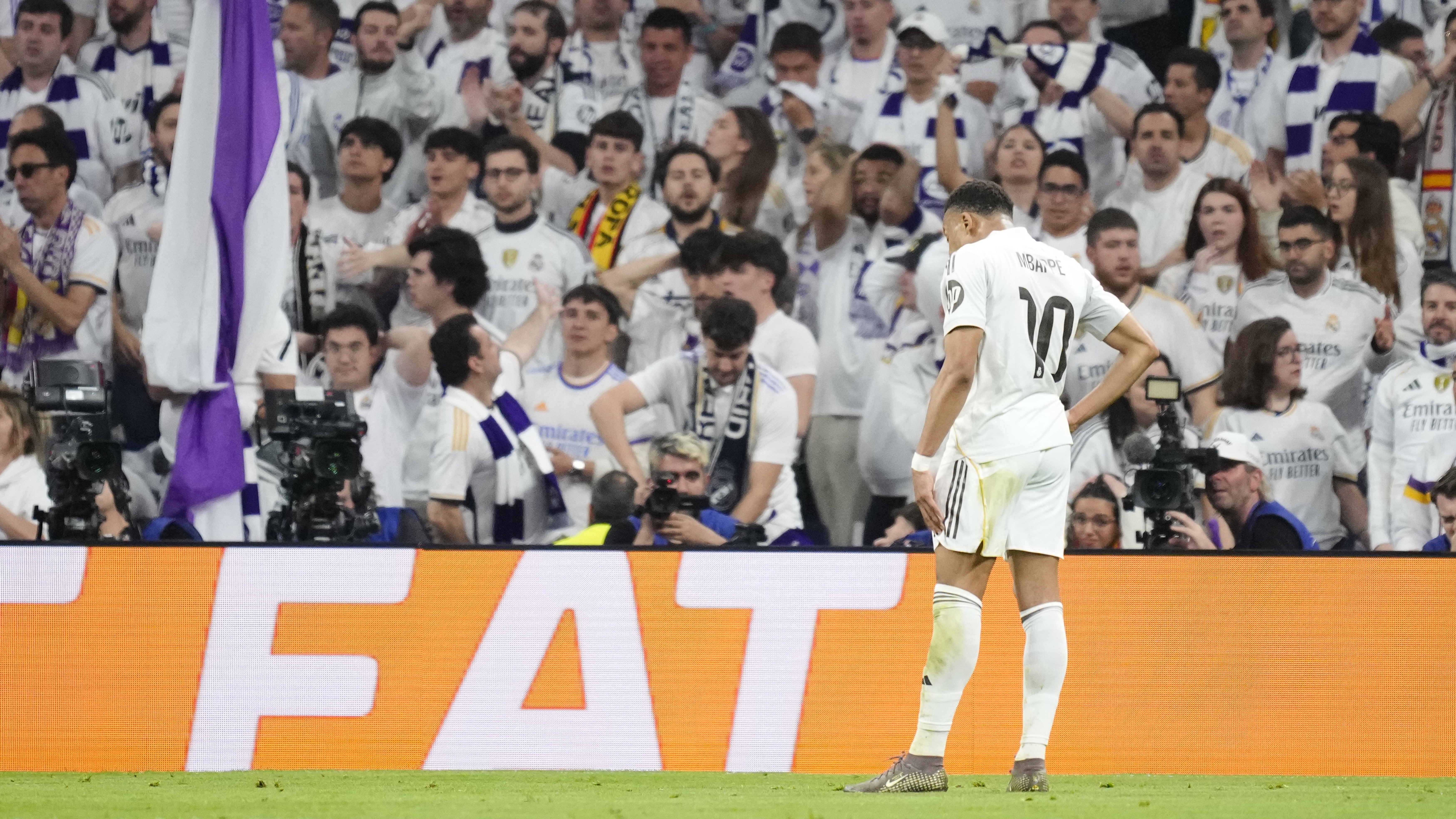 Kylian Mbappe lehajtott fejjel áll a Real madrid közönsége előtt a Bernabeu-stadionban, miután csapata 2-1-es vereséget szenvedett a Bayern Münchentől a kedd esti BL-negyeddöntőn