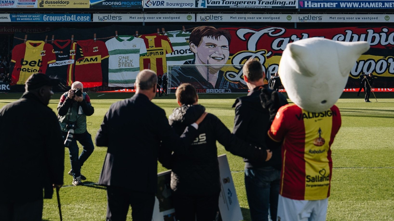 A Go Ahead Eagles stábja és mosónője nézik a molinót.