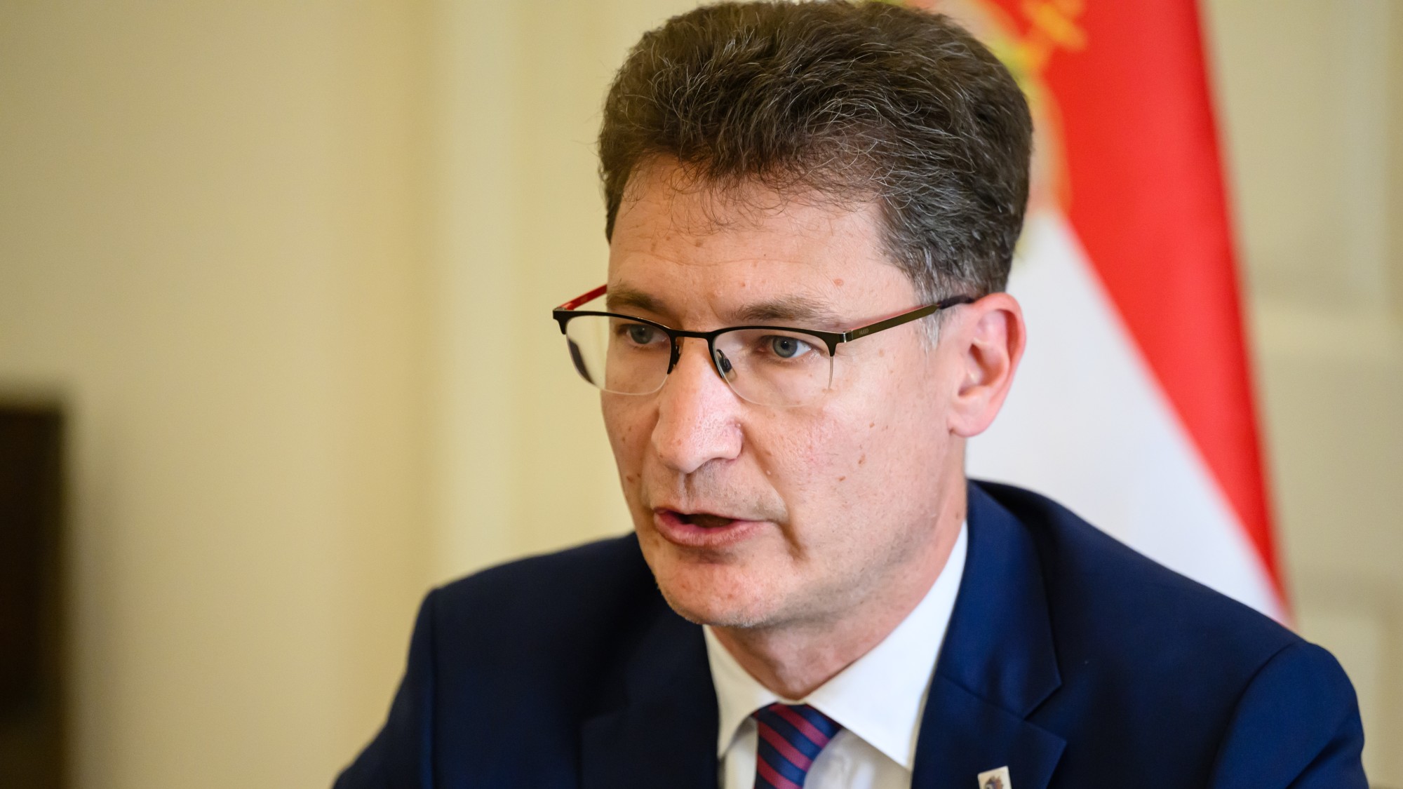 Cser-Palkovics András polgármester sajtótájékoztatót tart Székesfehérváron 2025. június 10-én. A polgármester bejelentette, hogy a város ideiglenesen átveszi a labdarúgó NB I-ből kiesett Fehérvár FC-t, megmentve ezzel a megszűnéstől. A város közgyűlése 19 igen és két tartózkodás mellett hozta meg a döntést.