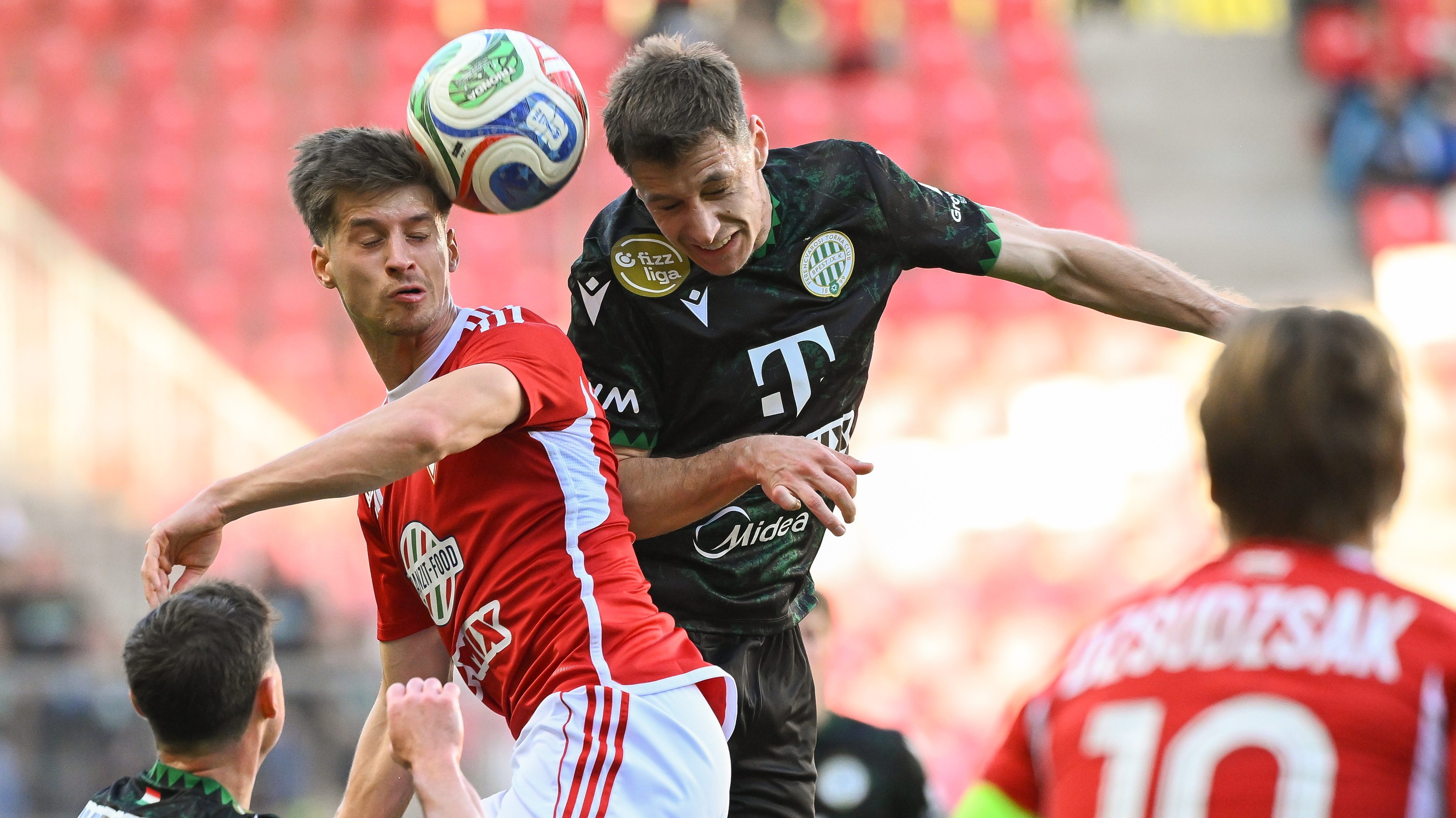 Szuhodovszki Soma, a Debrecen (b) és Corbu Marius, a Ferencváros játékosa.