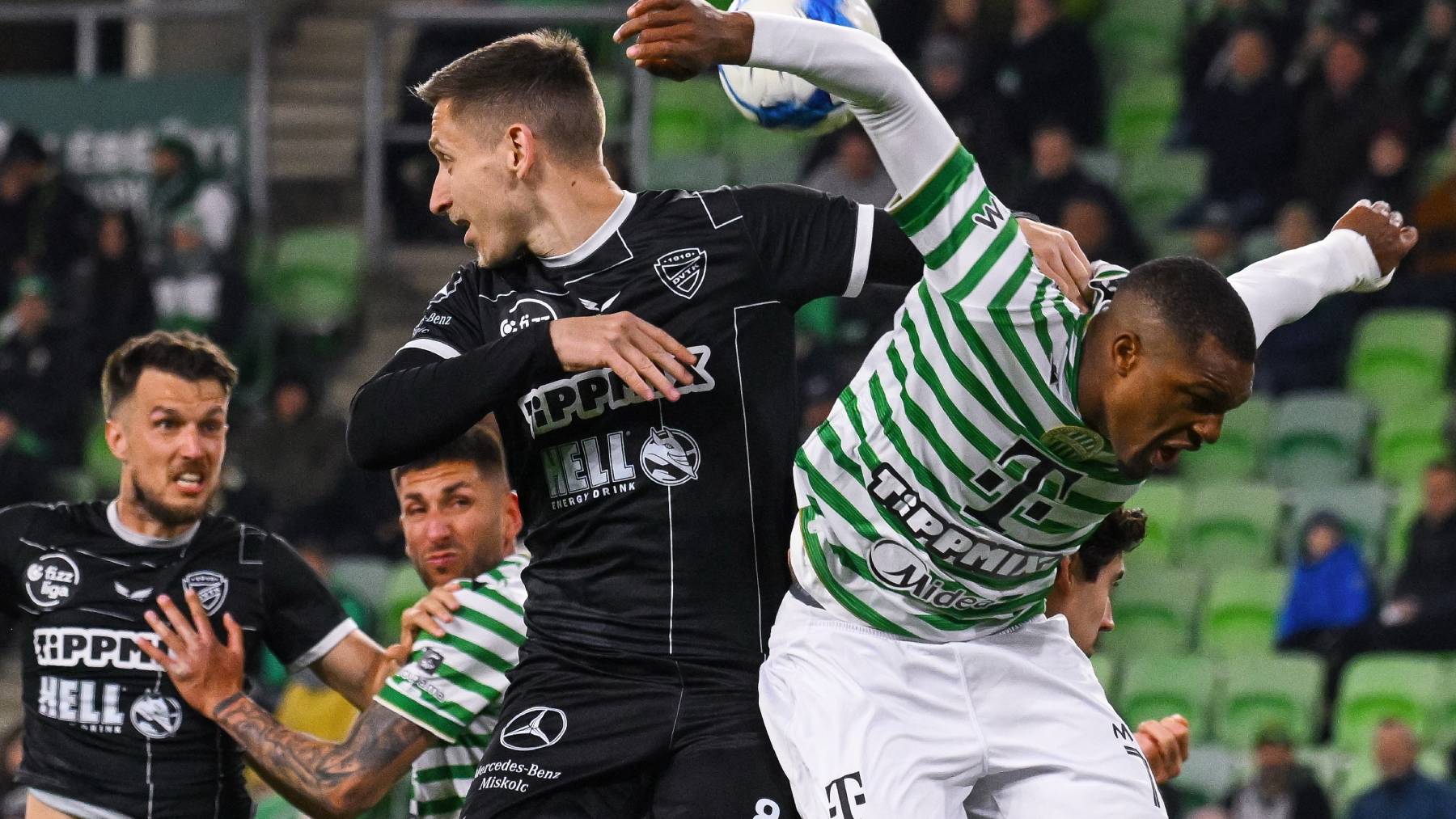 Ivan Saponjic, a Diósgyőr (j2) és Lenny Joseph, a Ferencváros játékosa (j) a Fizz Liga 29. fordulójában játszott Ferencvárosi TC - Diósgyőri VTK mérkőzésen a Groupama Arénában 2026. április 10-én. Ferencvárosi TC-Diósgyőri VTK 3-1.