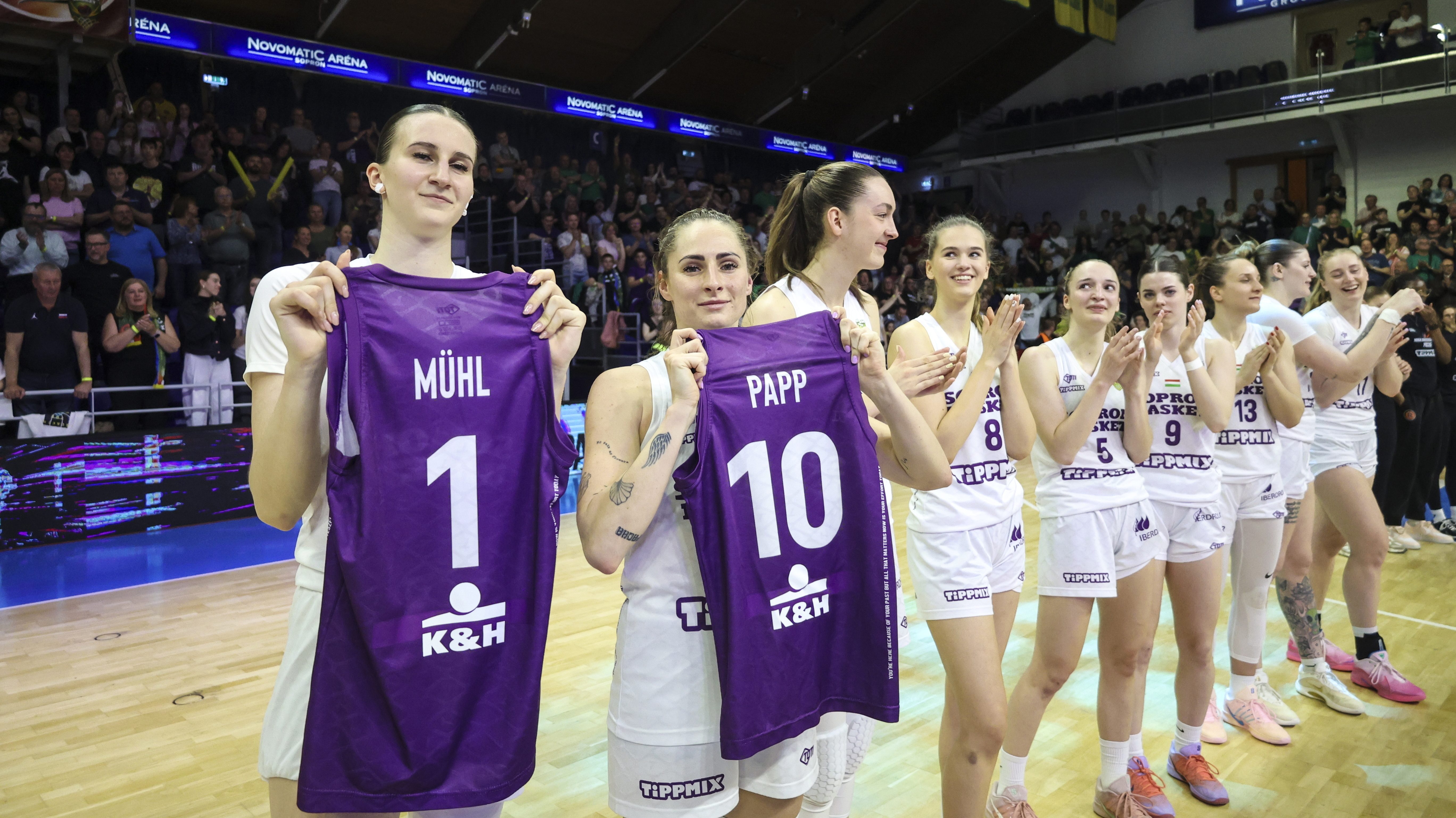 Sitku Zsuzsanna (b) és Böröndy Vivien (b2), a gyõztes Sopron Basket csapat tagjai az alapszakaban megsérült Nika Mühlt és a döntõben megsérült Papp Klaudiát élteti a győzelem után.