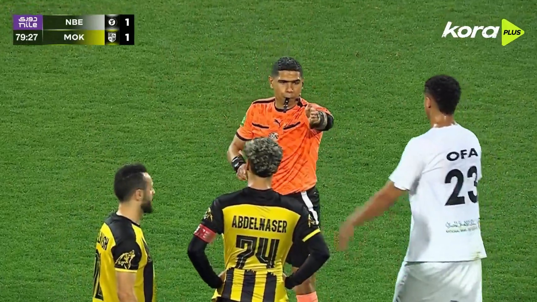 egyiptomi foci homlokon csókolta a bírót a gól után