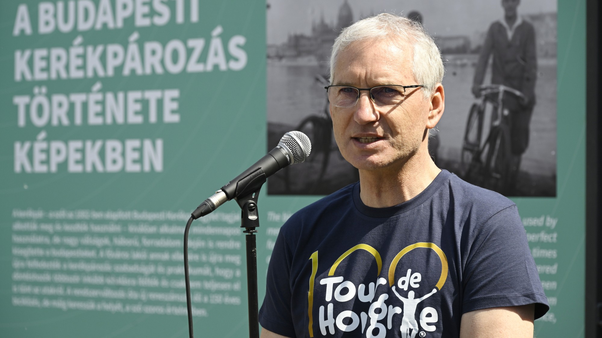 Eisenkrammer Károly, a százéves Tour de Hongrie főszervezője beszédet mond a verseny a magyar kerékpáros körverseny és a budapesti kerékpáros közlekedés elmúlt 150 évét bemutató szabadtéri kiállítás megnyitóján a Városháza Parkban 2025. április 26-án.