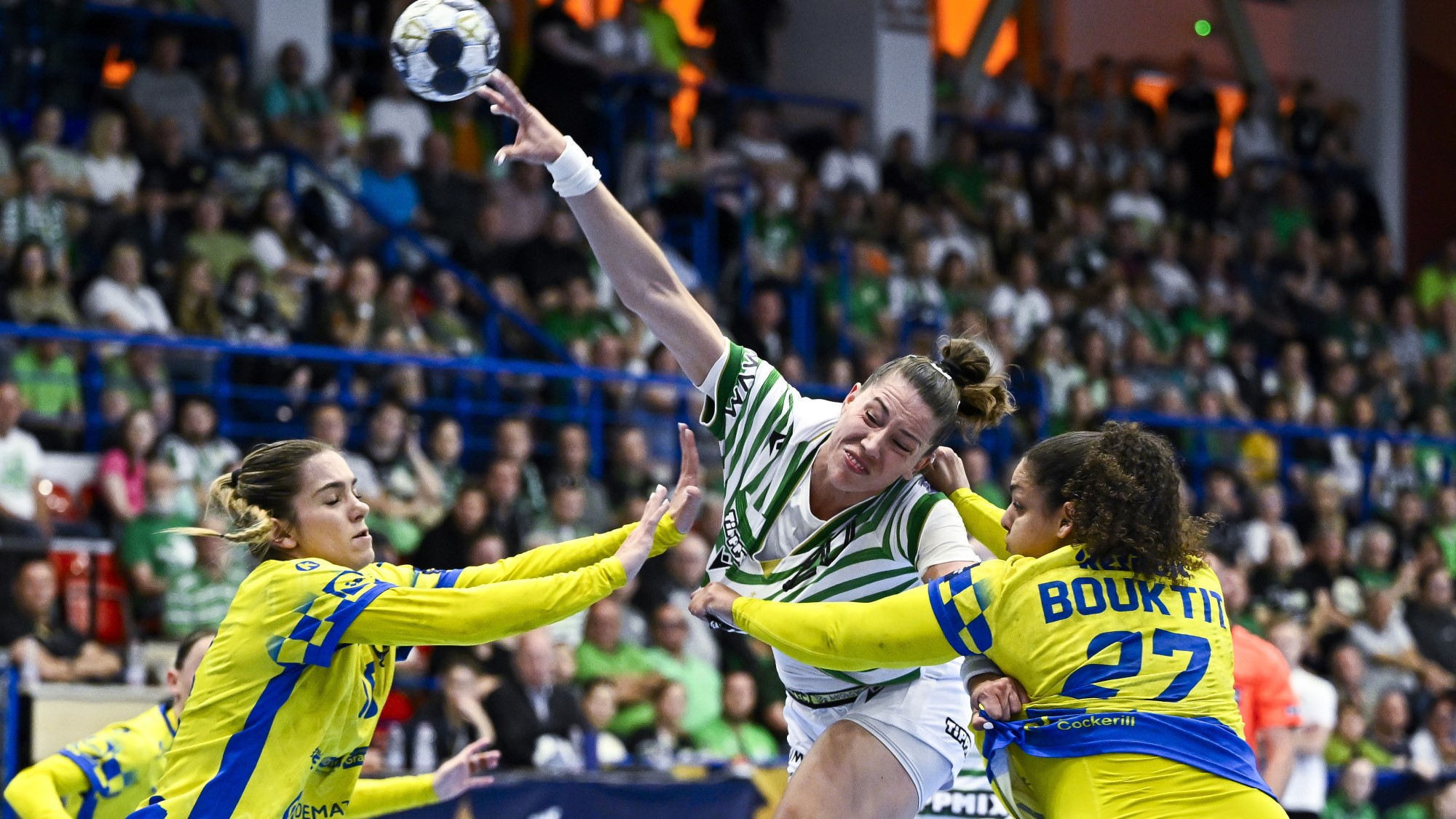 Emily Vogel, a Ferencváros (k), valamint Lylou Borg (b) és Sarah Bouktit, a Metz HB játékosai a női kézilabda Bajnokok Ligája negyeddöntőjében játszott FTC-Rail Cargo Hungaria - Metz Handball első mérkőzésen az Érd Arénában 2026. április 19-én.
