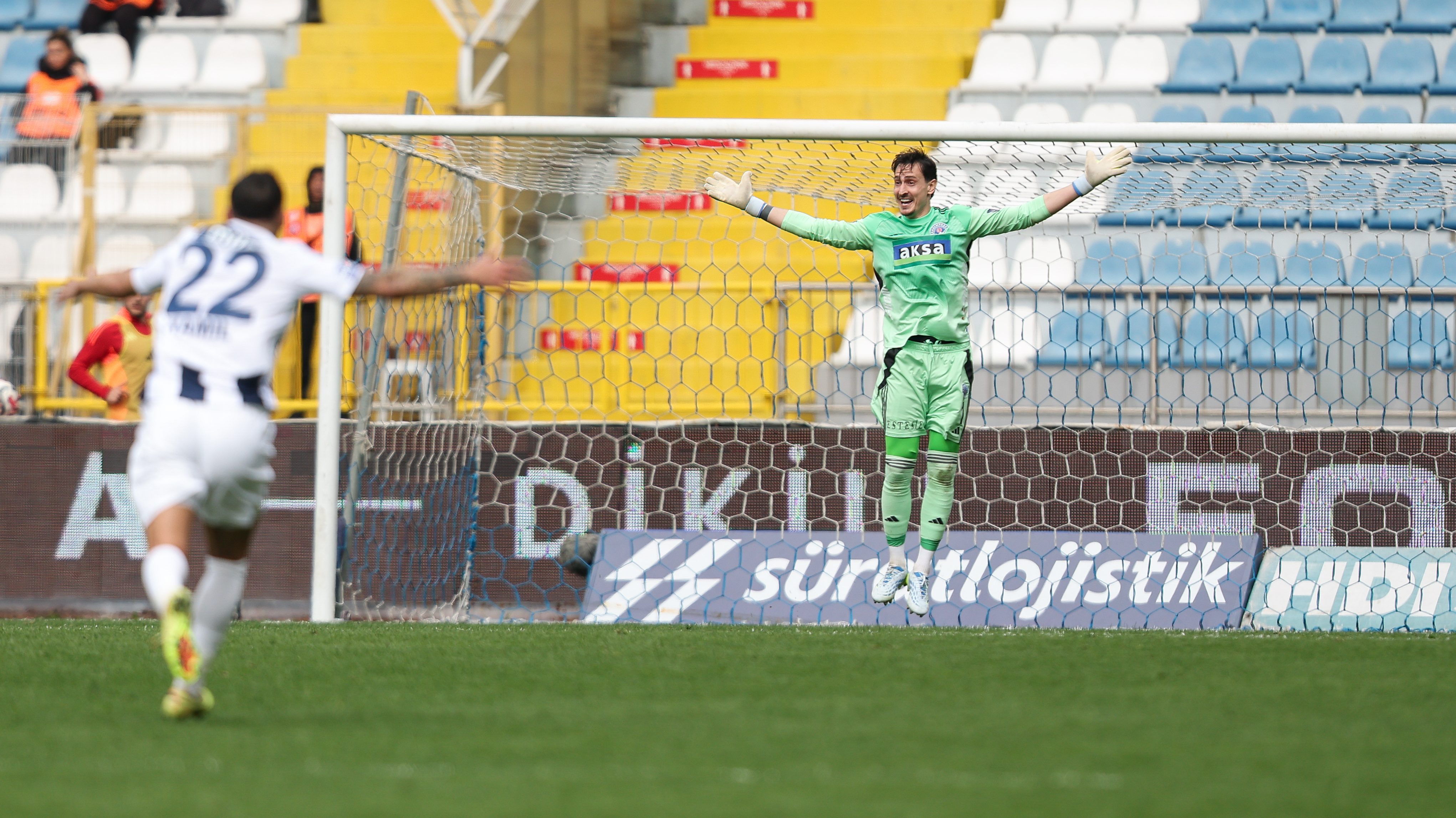 Andreas Gianniotis ünnepli a Kayserispornak lőtt gólját.