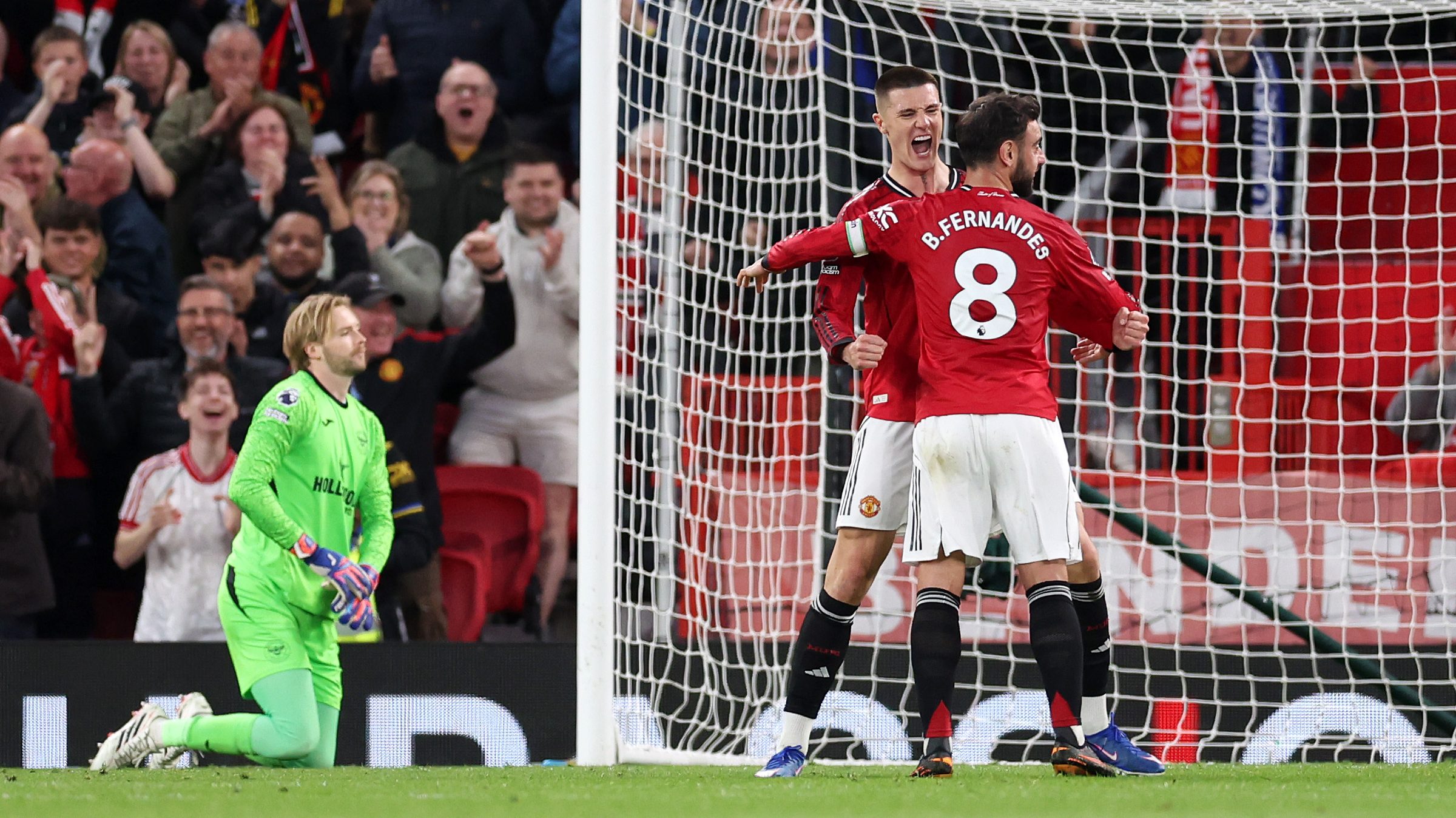 Benjamin Sesko és Bruno Fernandes gólöröme.