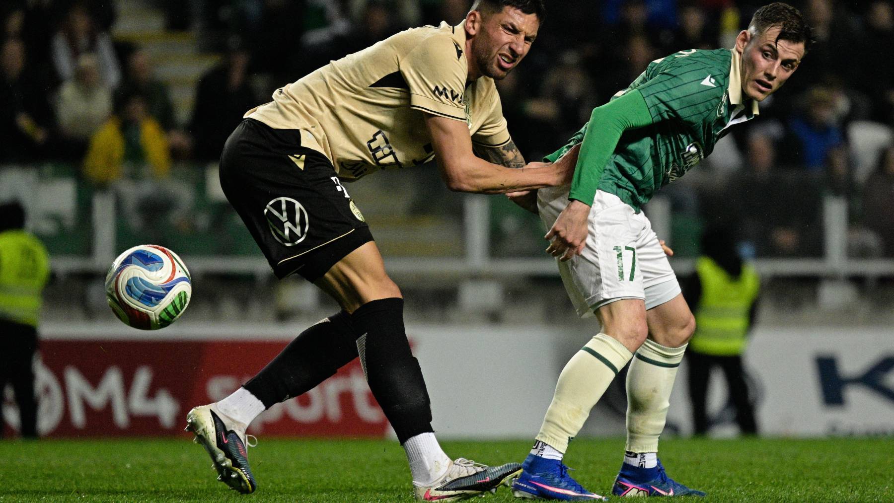 Schön Szabolcs Gergő, az ETO FC (j) és Mariano Gomez, a Ferencvárosi TC játékosa a labdarúgó Fizz Liga 30. fordulójában játszott ETO FC - Ferencvárosi TC mérkőzésen a győri ETO Stadionban 2026. április 19-én.