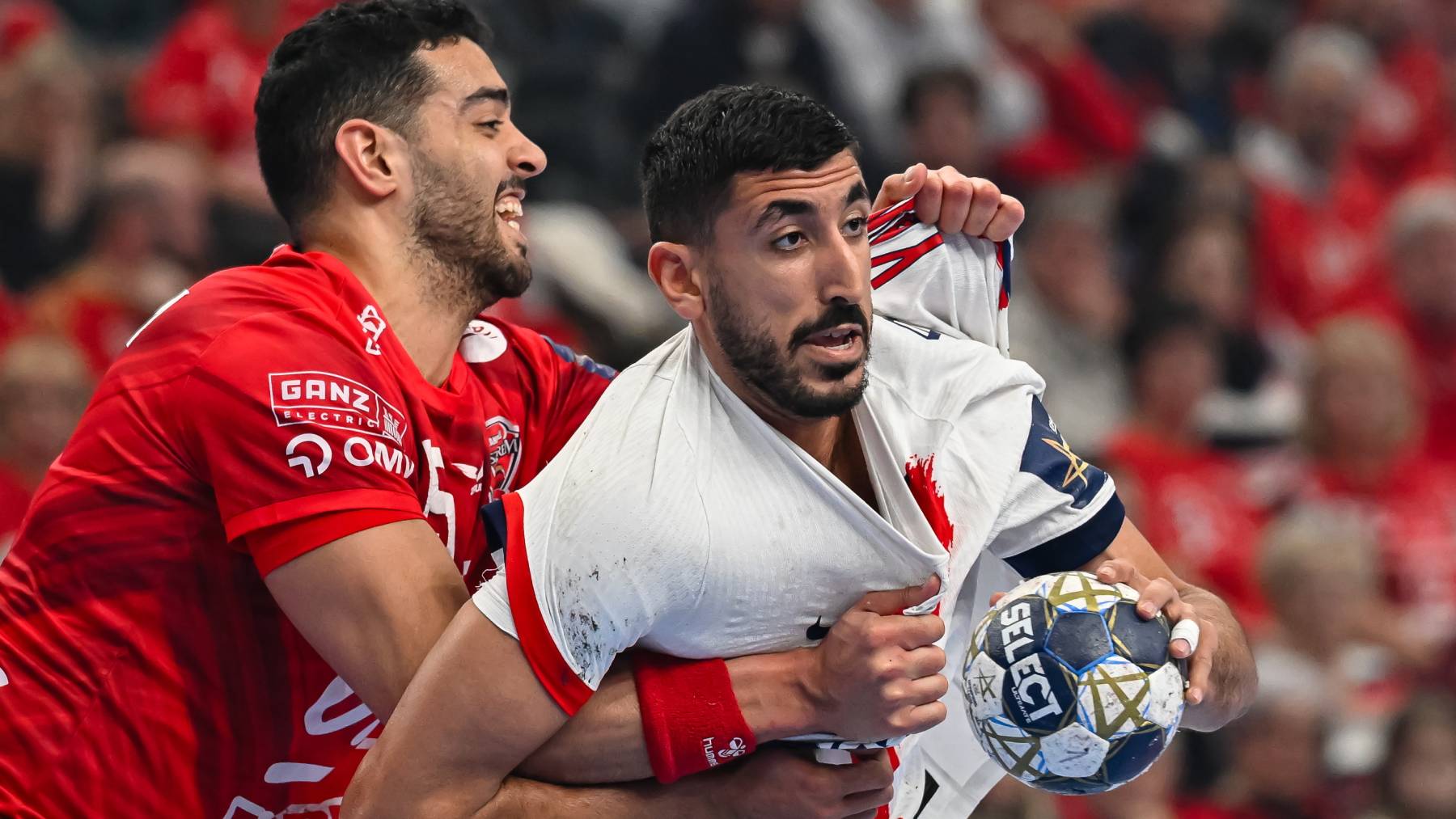 Ahmed Hesham, a One Veszprém HC (b) és Omar Yahia, a Paris Saint-Germain játékosa a férfi kézilabda Bajnokok Ligája negyedöntőjébe jutásért játszott One Veszprém HC - Paris Saint-Germain mérkőzésen a One Veszprém Arénában 2026. április 1-jén.