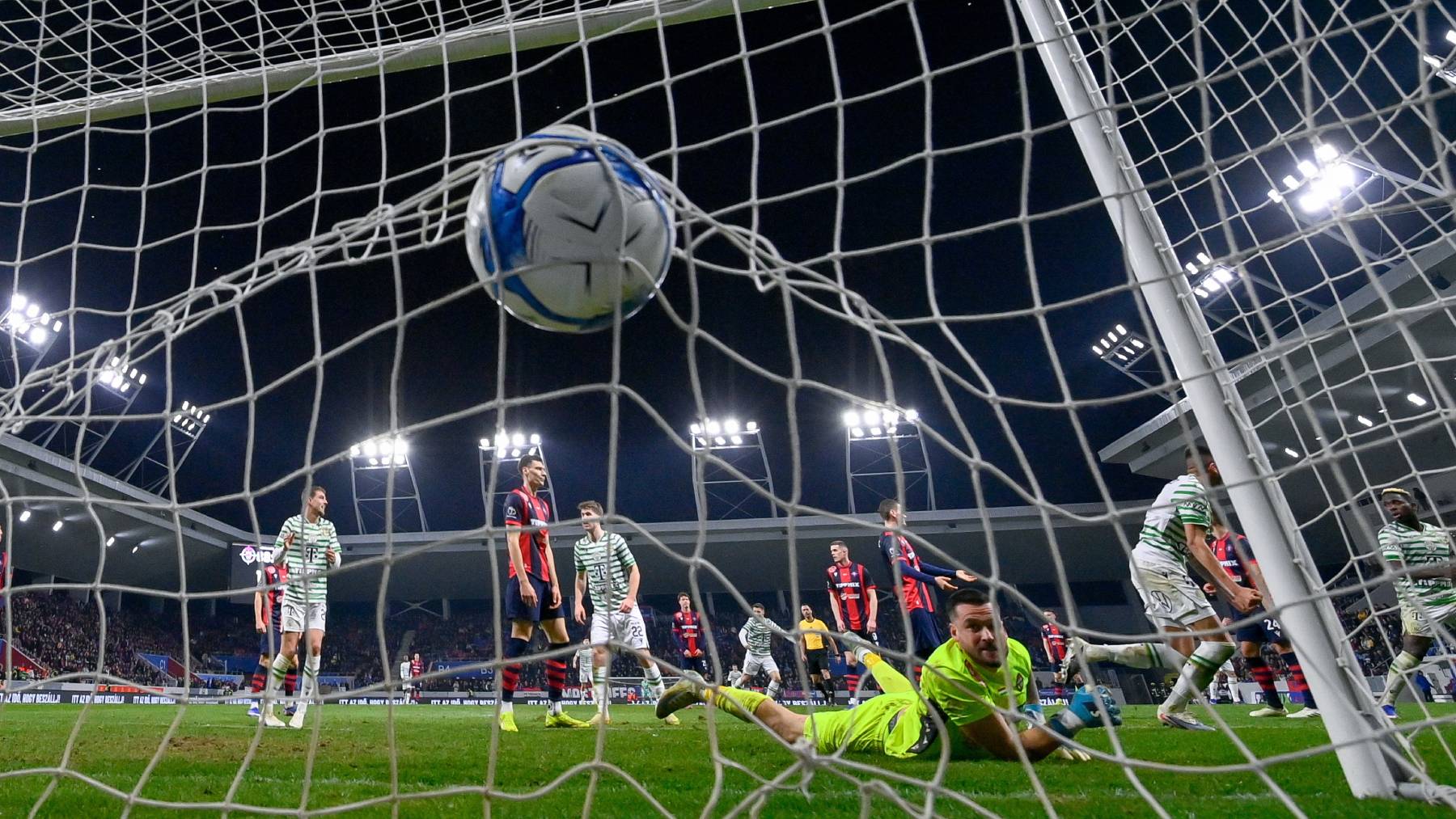 Kovács Dániel, a Nyíregyháza kapusa gólt kap a Fizz Liga 25. fordulójában játszott Nyíregyháza Spartacus FC - Ferencvárosi TC mérkőzésen a nyíregyházi városi stadionban 2026. március 8-án. A Ferencváros 3-1-re győzött.