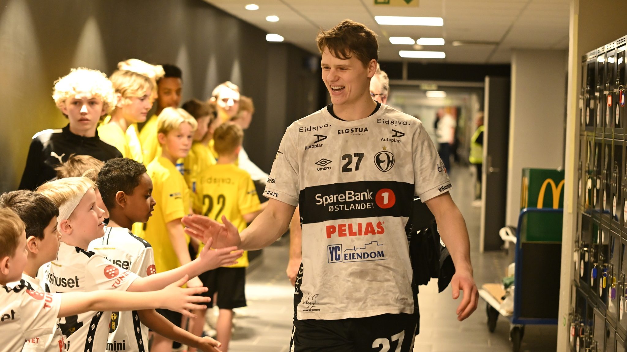 Lukács Péter pcsizik a kisgyerekekkel az Elverum meccse előtt.