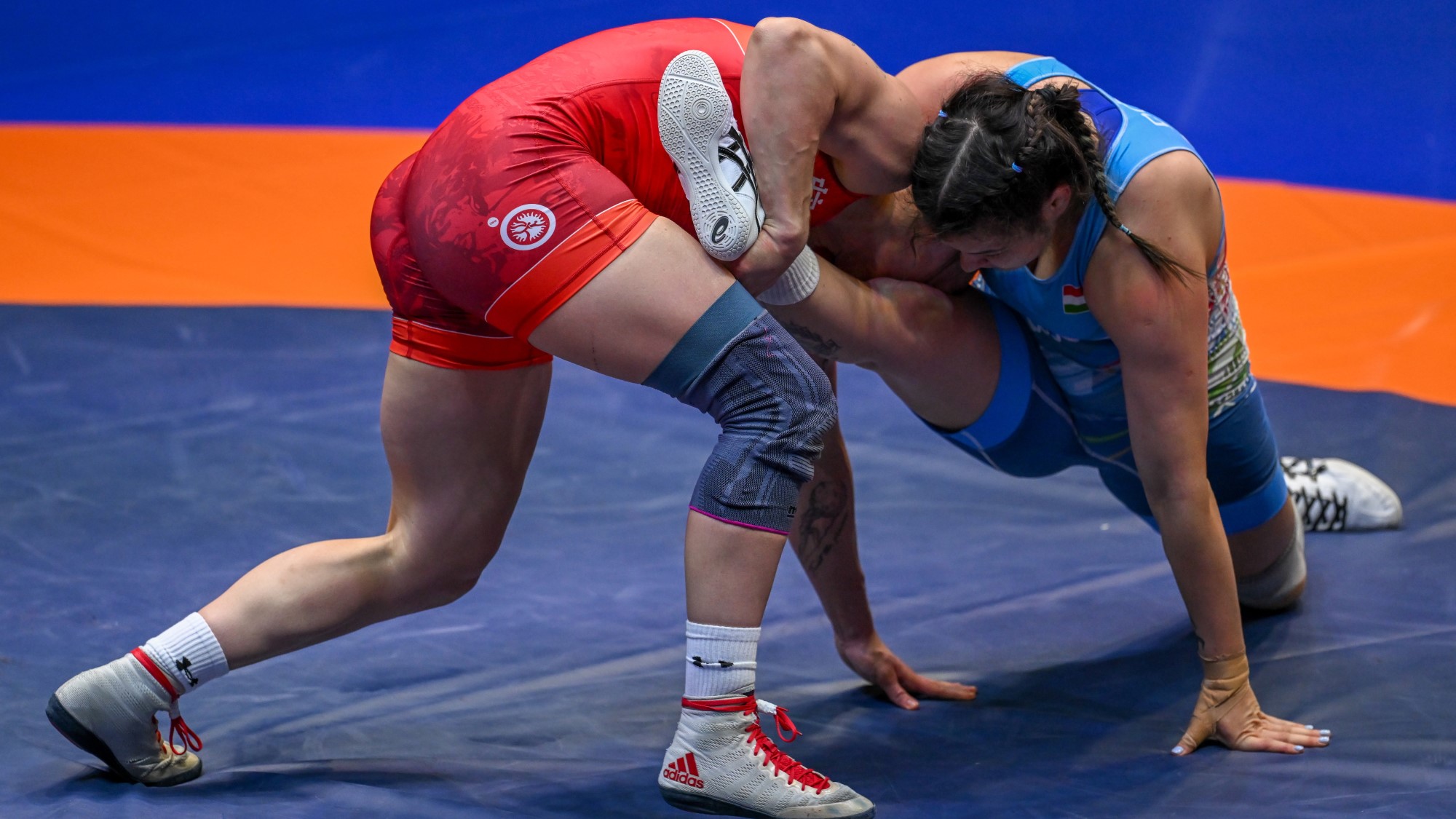 Pók Karolina (kékben) és a lengyel Wiktoria Choluj a tiranai birkózó Európa-bajnokság női 72 kg-os súlycsoportjának negyeddöntőjében 2026. április 23-án.