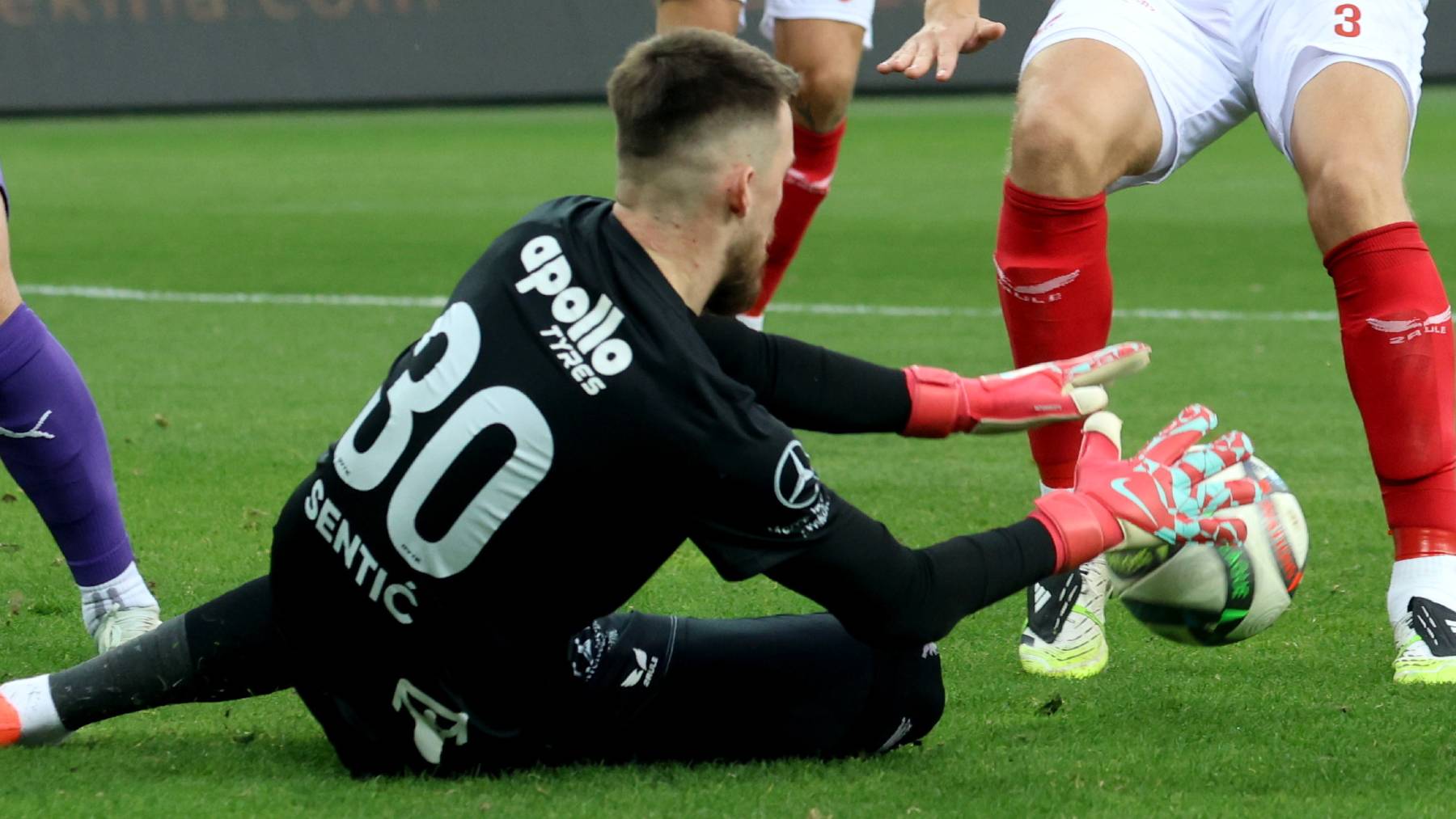 Karlo Sentic (b2), Szatmári Csaba (j2) és Gera Dániel (j) a Diósgyőr és Aljosa Matko (b), az Újpest játékosa a labdarúgó Fizz Liga 12. fordulójában játszott Diósgyőri VTK-Újpest FC mérkőzésen a diósgyőri DVTK Stadionban 2025. november 2-án.