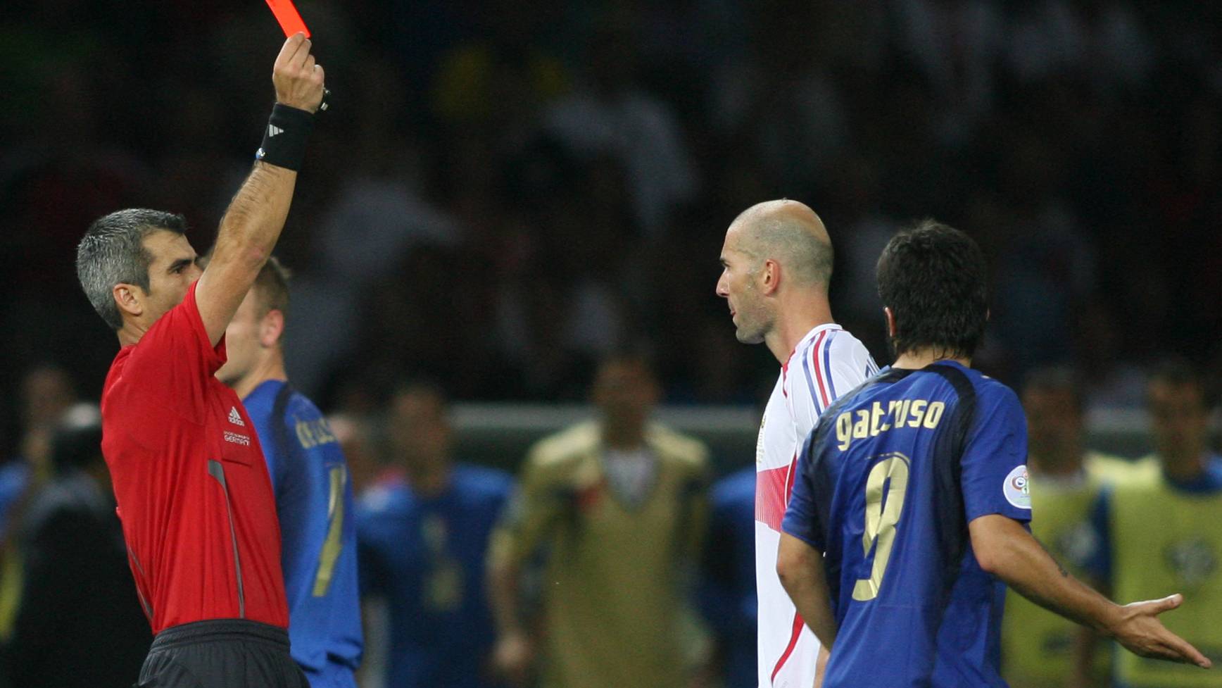 Argentinean referee Horacio Elizondo gives a red card to French midfielder Zinedine Zidane after he head butted Italian defender Marco Materazzi (unseen) during the World Cup 2006 final football match between Italy and France at Berlin’s Olympic Stadium, 09 July 2006. AFP PHOTO/PATRIK STOLLARZ