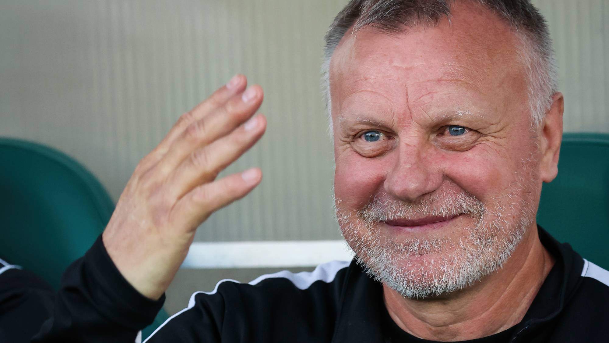 Bognár György, a Paks vezetőedzője a labdarúgó OTP Bank Liga 31. fordulójában játszott Paksi FC - Ferencvárosi TC mérkőzésen Pakson, a Fehérvári úti stadionban 2025. május 10-én.