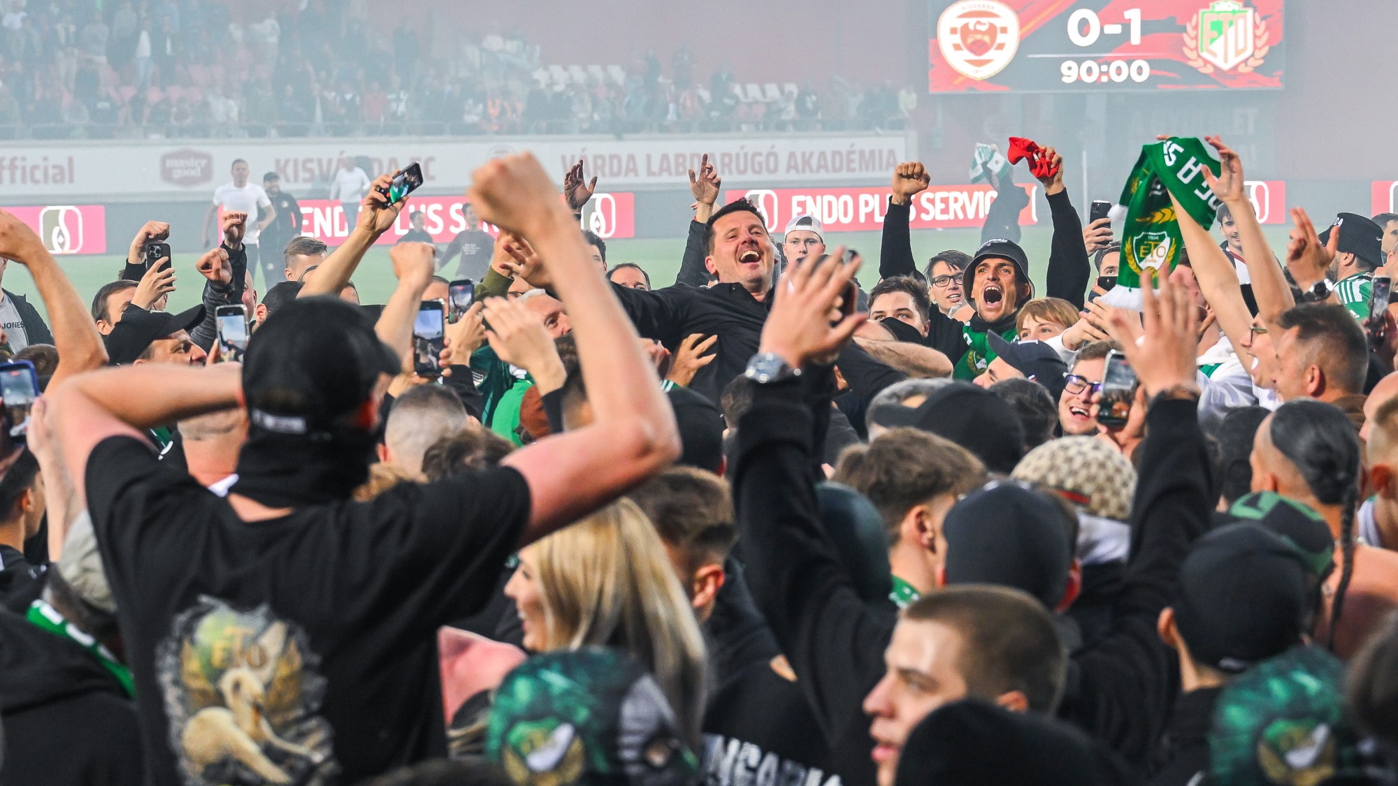 Borbély Balázst, a bajnok ETO vezetőedzőjét (k) ünneplik szurkolóik a labdarúgó Fizz Liga 33. utolsó fordulójában játszott Kisvárda Master Good - ETO FC mérkőzés után a kisvárdai Várkerti Stadionban 2026. május 16-án. Az ETO Győr FC nyerte a bajnokságot, miután 1-0-ra győzött a Kisvárda ellen.