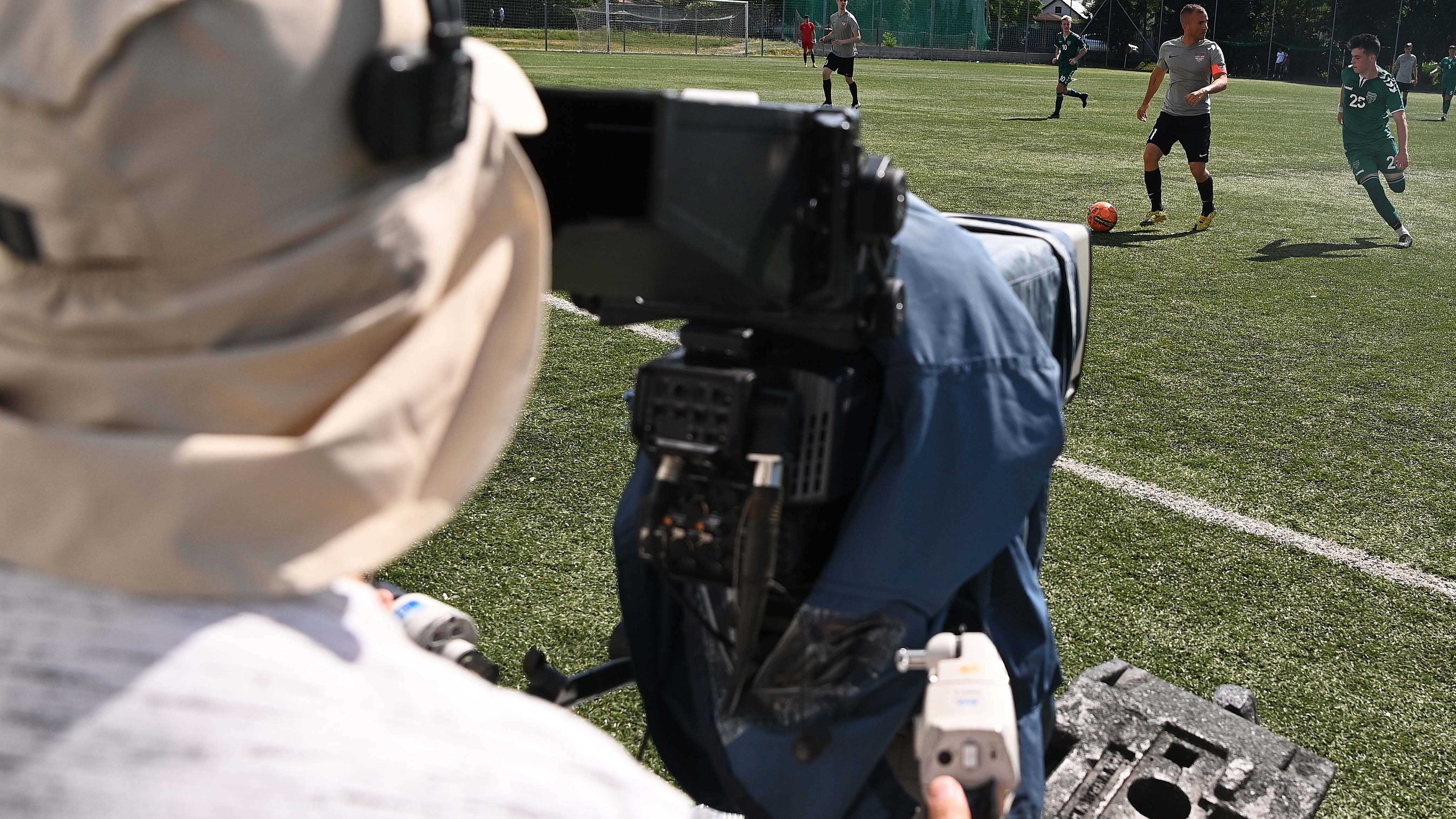 Kameraman a videobíró-rendszer (VAR, Video Assistant Referee) tesztelésén.