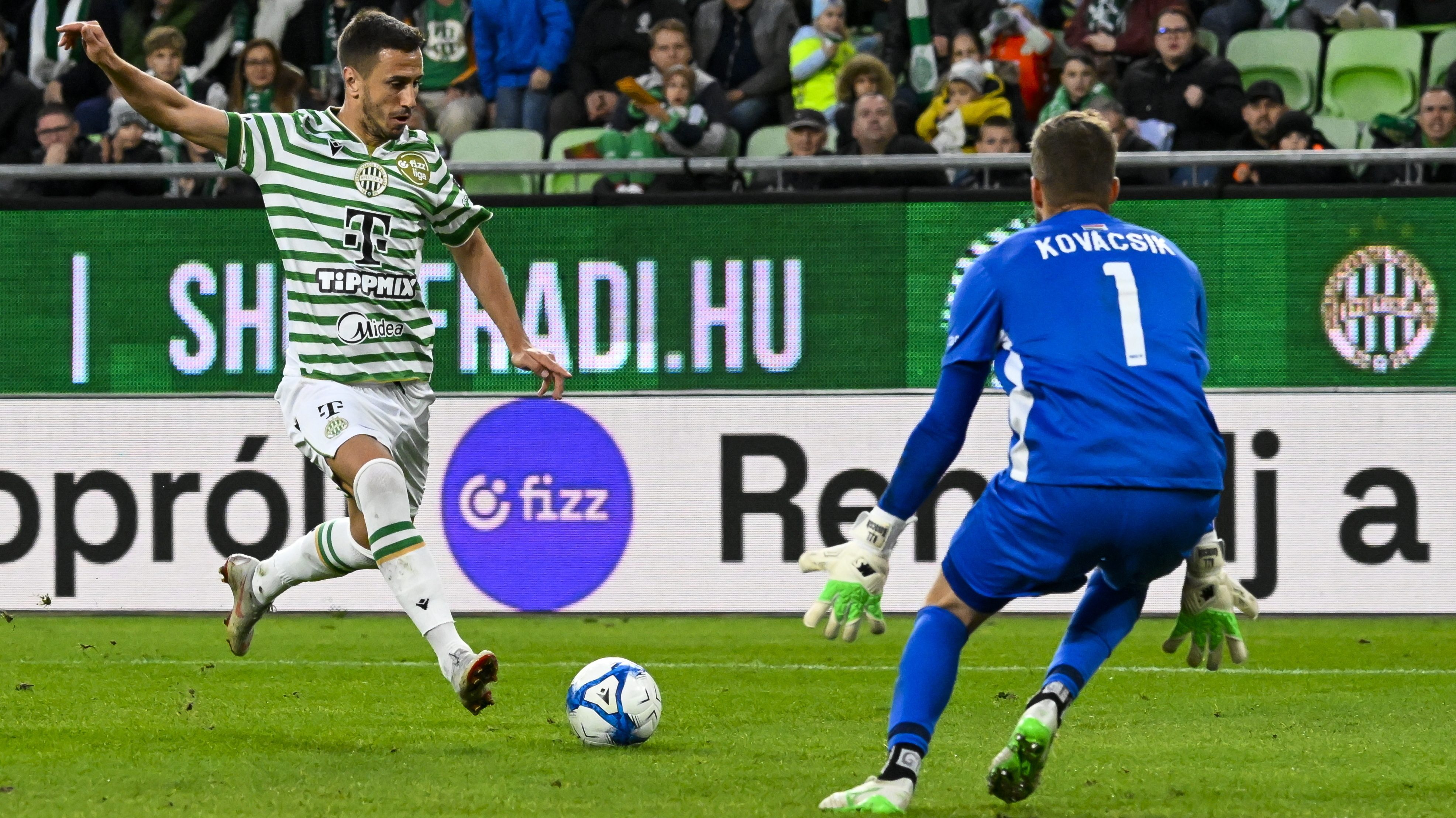 Aleksandar Pesic, a Ferencváros játékosa a Fizz Liga 9. fordulójában, a Ferencvárosi TC - Paksi FC mérkõzésen.