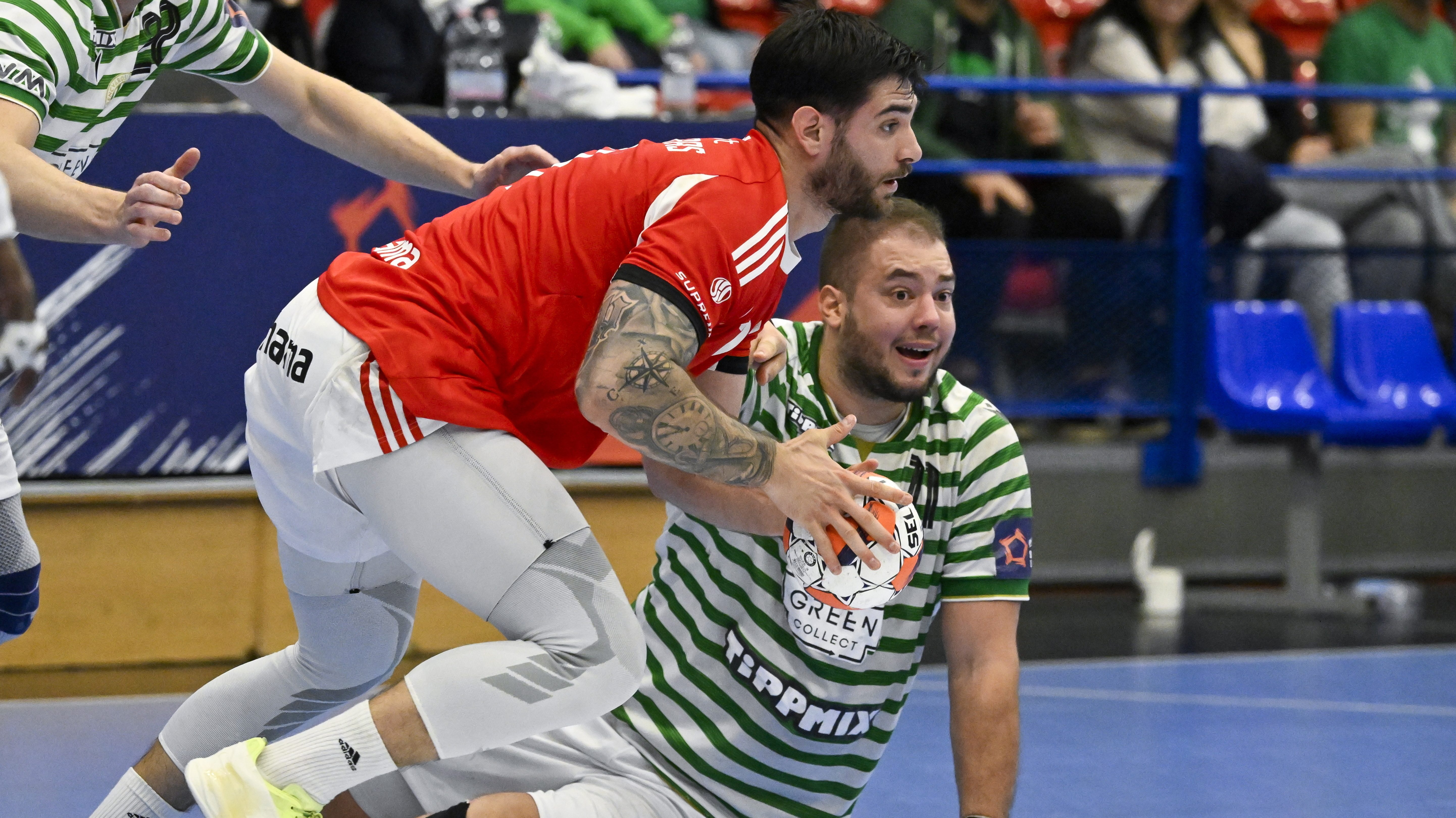 Nagy Bence, a Ferencváros és Oliveras Floreta Pau, az Benfica játékosa a férfi kézilabda Európa Liga csoportkörében játszott meccsen.