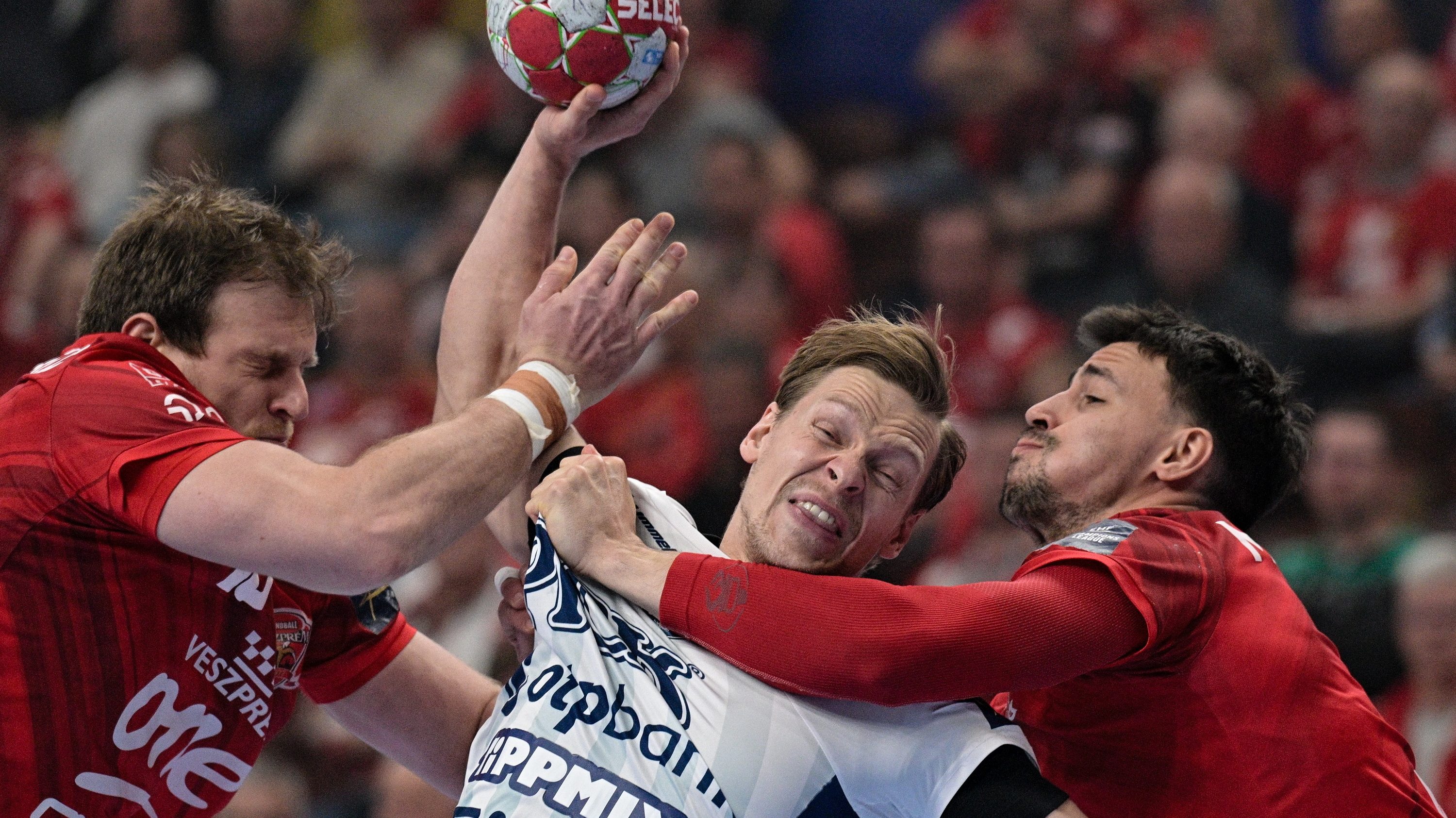 Dragan Pechmalbec (b) és Ivan Martinovic (j), a Veszprém, valamint és Janus Dadi Smarason, a Szeged játékosa (k) a férfi kézilabda NB I 22. fordulójában játszott One Veszprém HC - OTP Bank-Pick Szeged mérkőzésen.